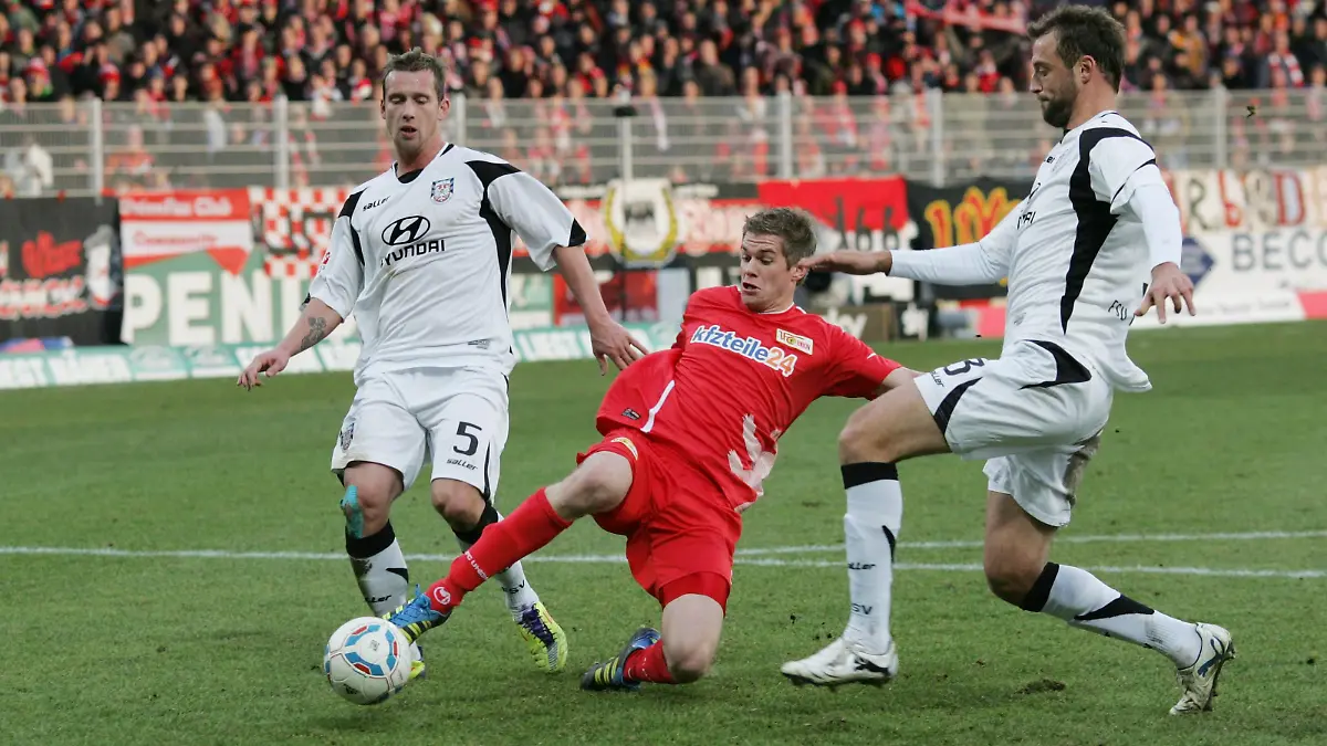 Bildnummer: 09203368 Datum: 10.12.2011 Copyright: imago/Frank Sorge
10.12.2011, Berlin, Deutschland - 1 FC Union Berlin gegen FSV Frankfurt. John Simon Terodde (Union/ Rot) im Zweikampf mit Bjoern Schlicke und Manuel Konrad. 021MK1001211FUSSBALL.JPG ; Fussball GER 2. BL 2012 x0x xsk 2011 quer GER 10.12.2011 FC Union 1 FC Union Berlin Union Berlin FC Union Eisern Eisernen Frankfurt FSV Fsv Frankfurt Fussball Zweite Bundesliga 2 Bundesliga Bundesliga Alte Försterei Stadion An der Alten Försterei Ball Spielball Dribbeln Dribbling Ballbeherrschung Zweikampf Kämpfen Simon Terodde Björn Schlicke Manuel Konrad
Image number 09203368 date 10 12 2011 Copyright imago Frank Worry 10 12 2011 Berlin Germany 1 FC Union Berlin against FSV Frankfurt John Simon Terodde Union Red in duel with Bjoern Schlicke and Manuel Konrad jpg Football ger 2 BL 2012 x0x xsk 2011 horizontal ger 10 12 2011 FC Union 1 FC Union Berlin Union Berlin FC Union iron Iron Frankfurt FSV FSV Frankfurt Football Second Bundesliga 2 Bundesliga Bundesliga Old Försterei Stadium to the Ancients Försterei Ball Play ball dribble Dribbling Ball control duel fight Simon Terodde Björn Schlicke Manuel Konrad