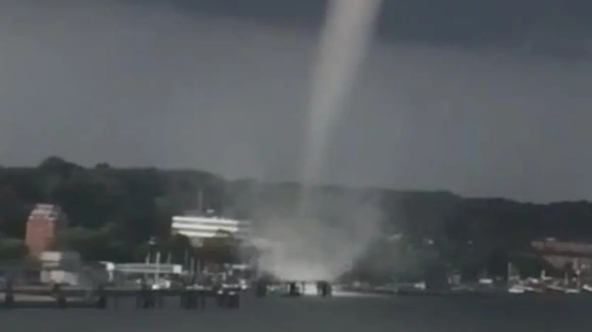 dpatopbilder - 29.09.2021, Schleswig-Holstein, Kiel: Das Videostandbild zeigt einen Tornado am frühen Abend über Kiel. Der Tornado hat nach Angaben der Polizei am frühen Mittwochabend in Kiel mehrere Menschen durch die Luft gewirbelt und ins Wasser gespült. Foto: Steven Hutchings/TNN/dpa +++ dpa-Bildfunk +++