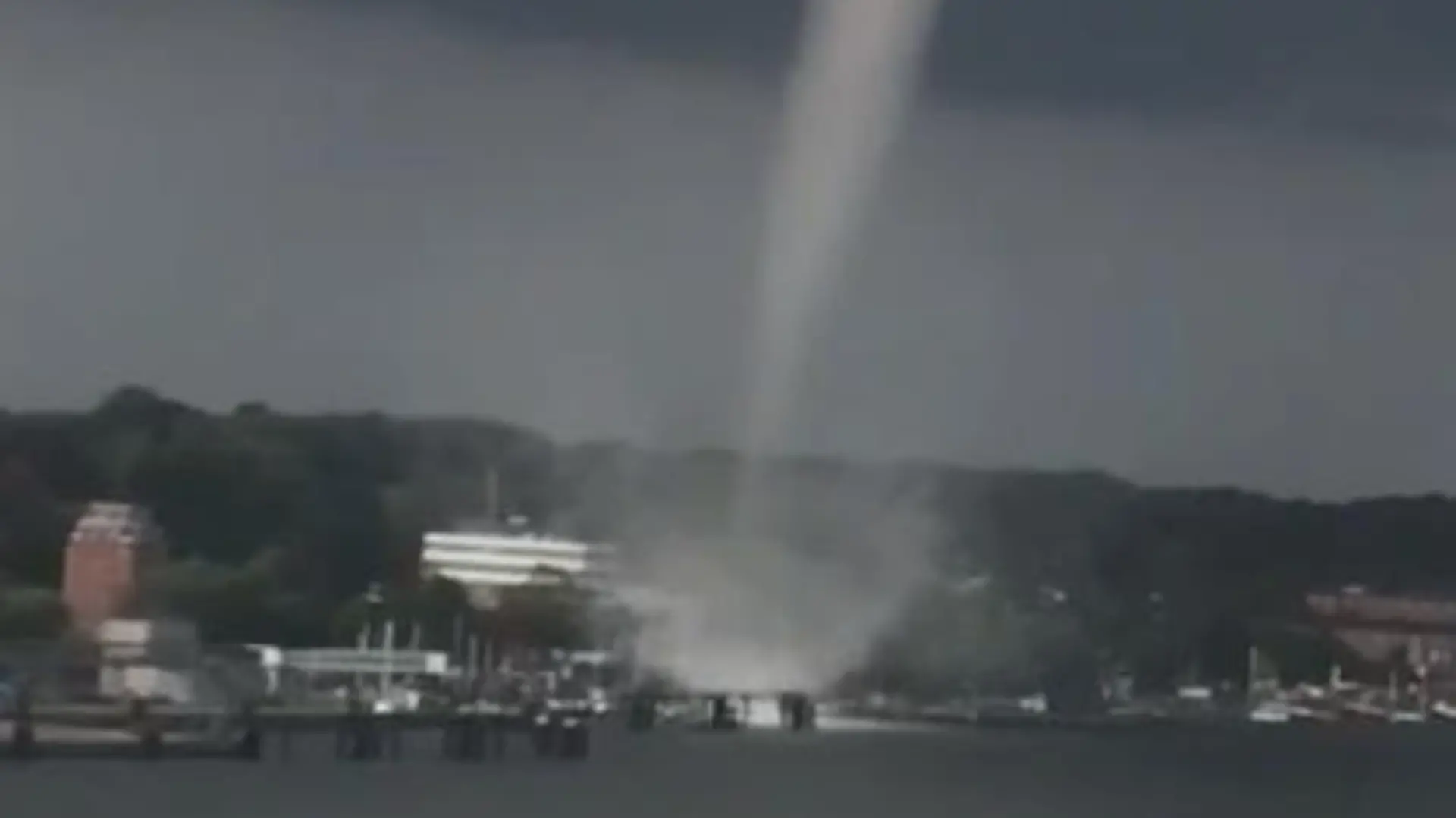dpatopbilder - 29.09.2021, Schleswig-Holstein, Kiel: Das Videostandbild zeigt einen Tornado am frühen Abend über Kiel. Der Tornado hat nach Angaben der Polizei am frühen Mittwochabend in Kiel mehrere Menschen durch die Luft gewirbelt und ins Wasser gespült. Foto: Steven Hutchings/TNN/dpa +++ dpa-Bildfunk +++