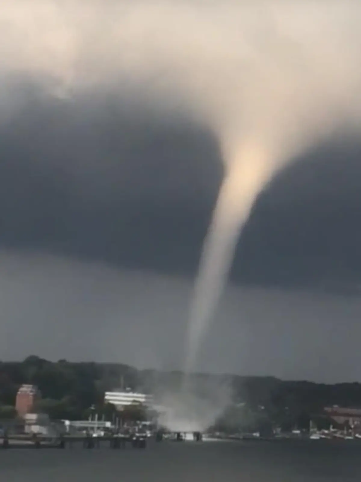 dpatopbilder - 29.09.2021, Schleswig-Holstein, Kiel: Das Videostandbild zeigt einen Tornado am frühen Abend über Kiel. Der Tornado hat nach Angaben der Polizei am frühen Mittwochabend in Kiel mehrere Menschen durch die Luft gewirbelt und ins Wasser gespült. Foto: Steven Hutchings/TNN/dpa +++ dpa-Bildfunk +++