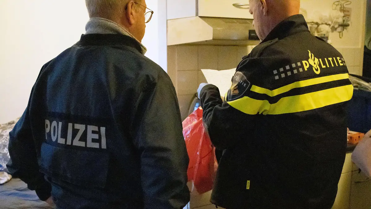 Deutsche und niederländische Ermittler führten die erfolgreiche Durchsuchungsaktion gemeinsam durch - unter Beteiligung von Europol und Eurojust.

Bild: Polizei