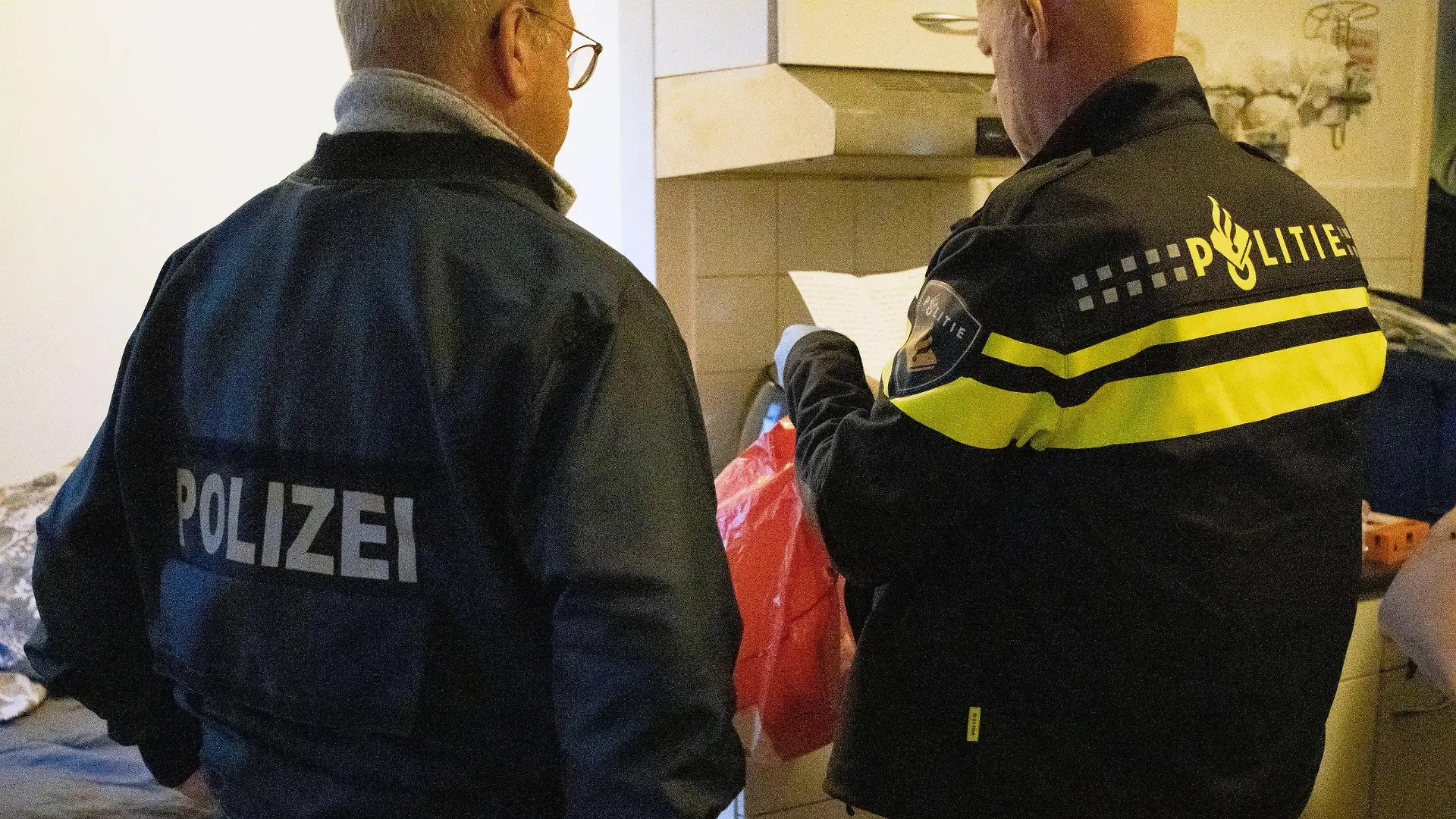 Deutsche und niederländische Ermittler führten die erfolgreiche Durchsuchungsaktion gemeinsam durch - unter Beteiligung von Europol und Eurojust.
Bild: Polizei