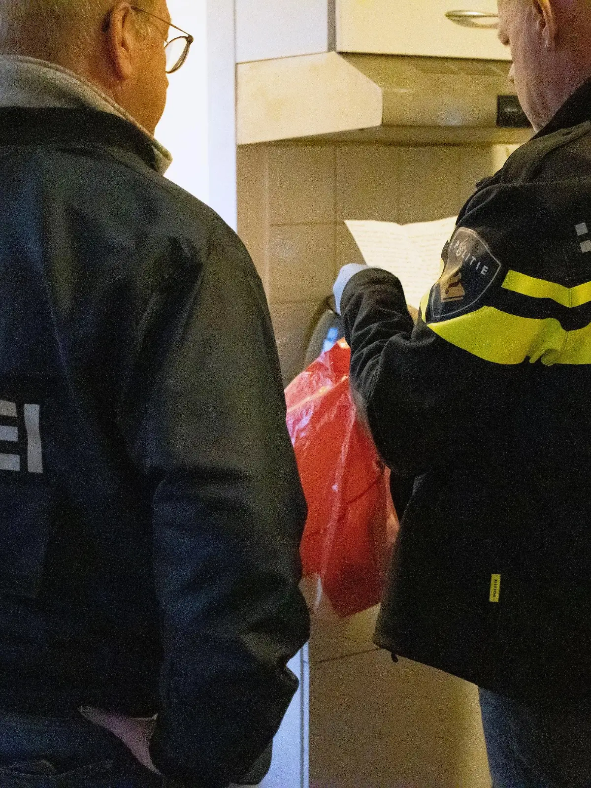 Deutsche und niederländische Ermittler führten die erfolgreiche Durchsuchungsaktion gemeinsam durch - unter Beteiligung von Europol und Eurojust.

Bild: Polizei