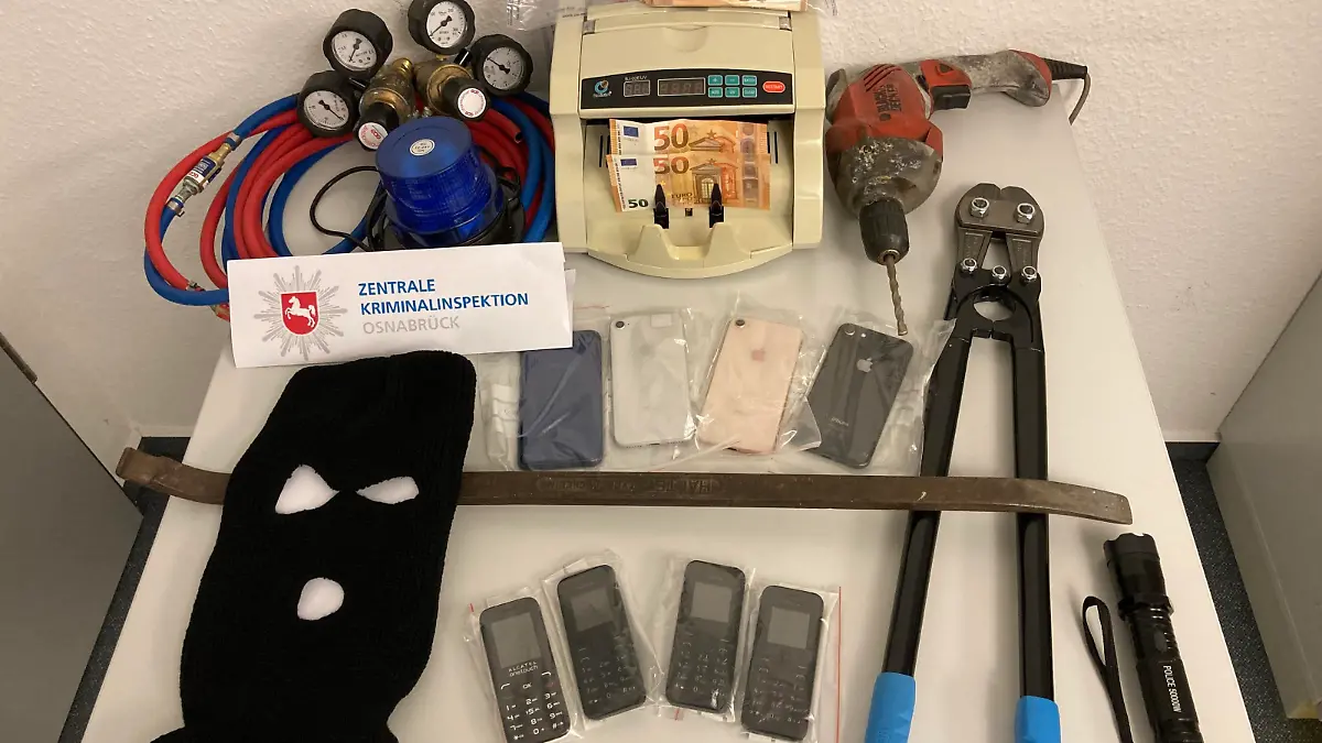 Am vergangenen Dienstag stellten deutsch-niederländische Ermittler zahlreiche Gegenstände bei er Durchsuchungsaktion sicher. Darunter auch eine Geldzählmaschine, über 20 Handys sowie Bargeld in vierstelliger Höhe.

Bild: Polizei