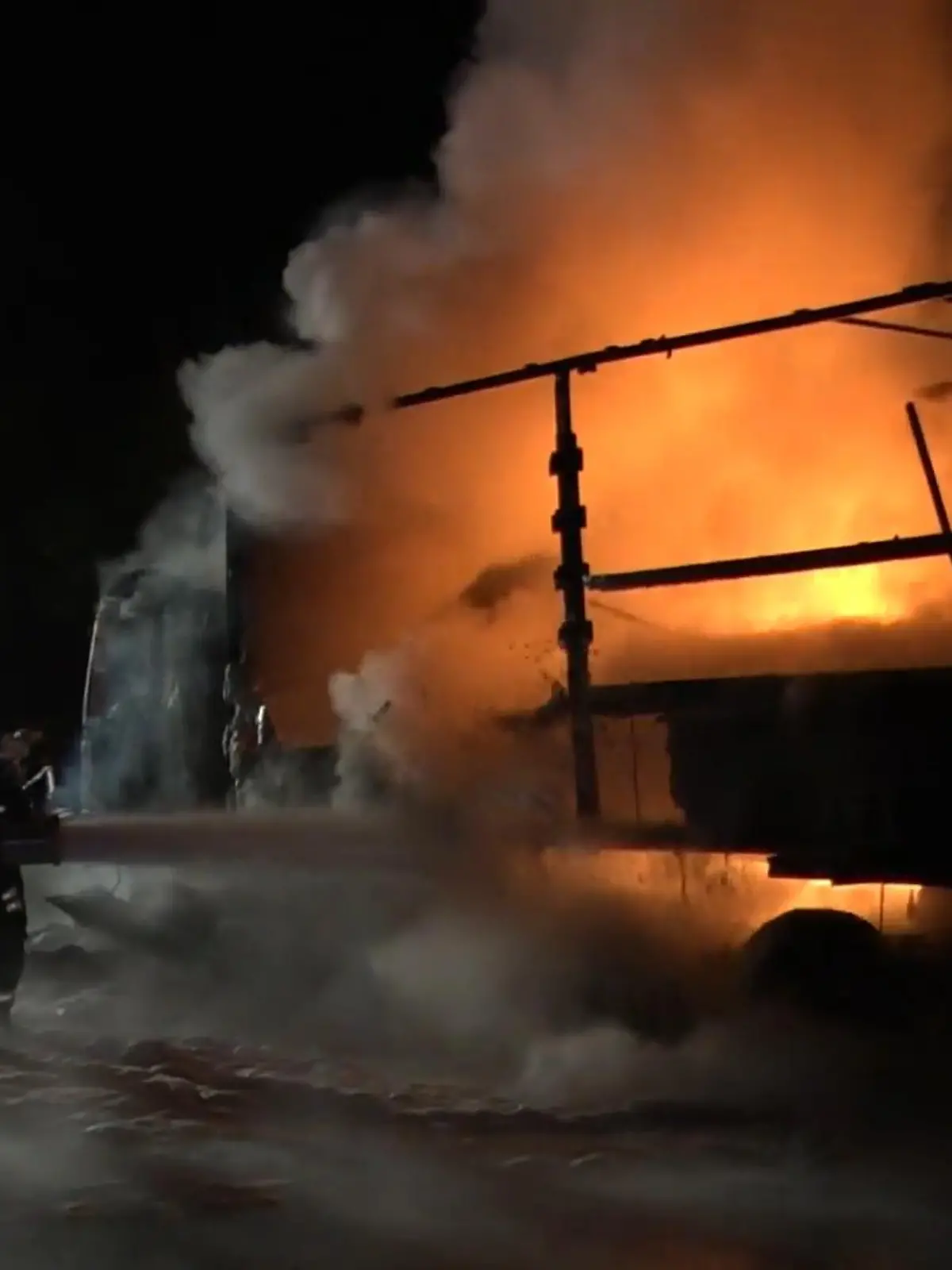 Brennender Lkw sorgt auf der A66 Nähe Fulda für Stau und Auffahrunfall am Stauende.