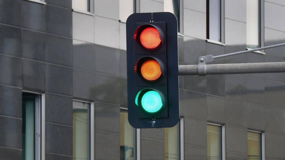 27.09.2021, Berlin: Eine Ampel, an der für einen Moment die Farben Rot, Gelb und Grün gleichzeitig leuchten, ist am Tag nach der Bundestagswahl im Regierungsviertel zu sehen. Foto: Julian Stratenschulte/dpa +++ dpa-Bildfunk +++
