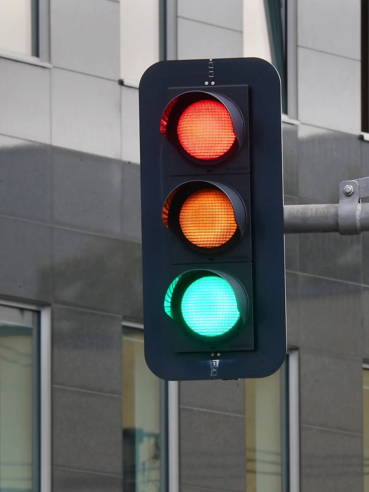 27.09.2021, Berlin: Eine Ampel, an der für einen Moment die Farben Rot, Gelb und Grün gleichzeitig leuchten, ist am Tag nach der Bundestagswahl im Regierungsviertel zu sehen. Foto: Julian Stratenschulte/dpa +++ dpa-Bildfunk +++