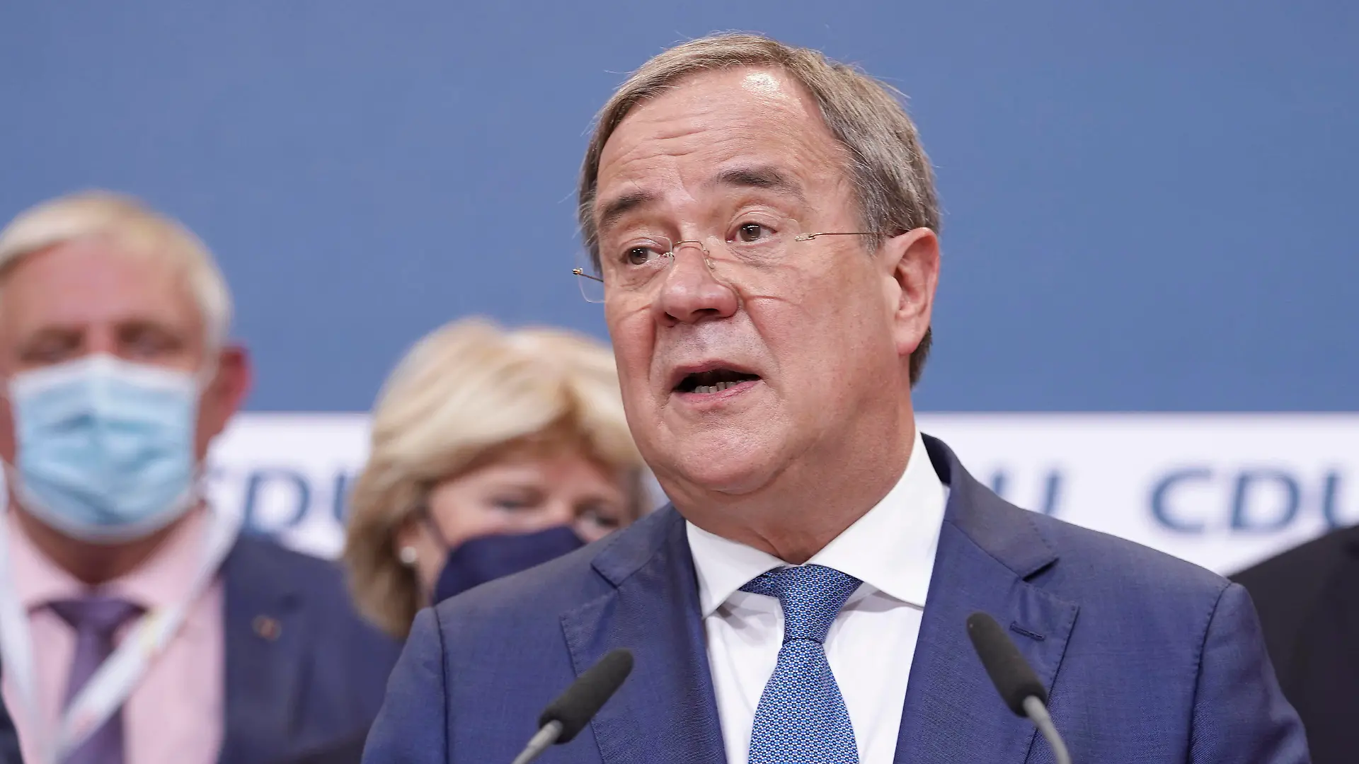  CDU Wahlparty im Konrad-Adenauer-Haus Aktuell, 26.09.2021, Berlin, Armin Laschet Ministerpraesident von Nordrhein-Westfalen, Vorsitzender der CDU und Kanzlerkandidat bei seinem Statement in der CDU-Zentrale des Konrad-Adenauer-Haus in Berlin nach der ersten Hochrechnung Berlin Berlin Deutschland *** CDU election party at the Konrad Adenauer Haus Aktuell, 26 09 2021, Berlin, Armin Laschet State Premier of North Rhine-Westphalia, Chairman of the CDU and candidate for Chancellor during his statement at the CDU headquarters of the Konrad Adenauer Haus in Berlin after the first projection Berlin Berlin Germany