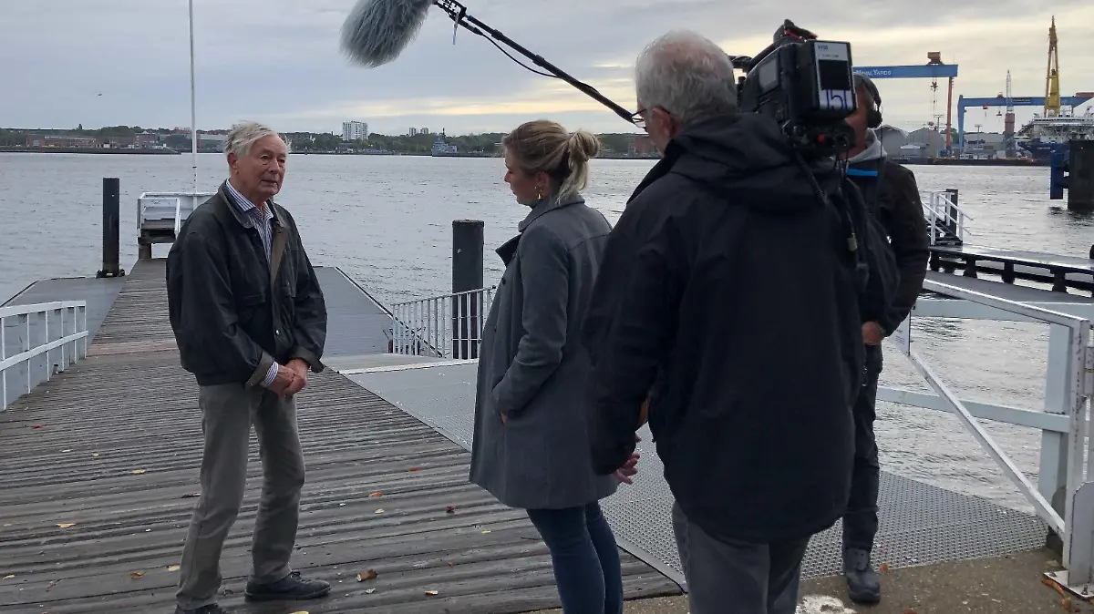 Unsere RTL Nord-Reporterin trifft Augenzeuge Uwe Johannsen an der Kiellinie.