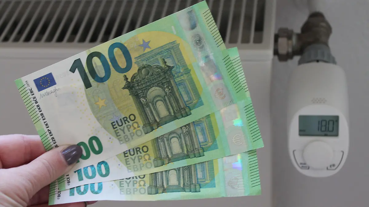 300 Euro Geldscheine vor einen Heizkoerper mit Thermostat (Themenfoto vom 08.10.2022). Rentnerinnen und Rentner bekommen eine Energiepreispauschale von 300 Euro. Der Bundestag beschloss die Unterstuetzung am Donnerstag einstimmig. Das Geld soll im Dezember ausgezahlt werden. Es muss versteuert werden, sodass Rentner mit niedrigen Altersbezuegen staerker profitieren. Einbezogen sind auch Menschen, die eine Erwerbsminderungs- oder eine Hinterbliebenenrente bekommen. Eine 300-Euro-Energiepauschale war im September bereits an alle Arbeitnehmerinnen und Arbeitnehmer ausgezahlt worden. Nach breiter Kritik, unter anderem von Sozialverbaenden, hatte die Ampel-Koalition im Rahmen des dritten Entlastungspakets auch eine Zahlung an Rentnerinnen und Rentner angekuendigt. Die Opposition stimmte zu, kritisierte aber, dass die Entlastung nicht zielgenau sei. (Siehe epd-Meldung vom 20.10.2022) *** Local Caption *** 00475701