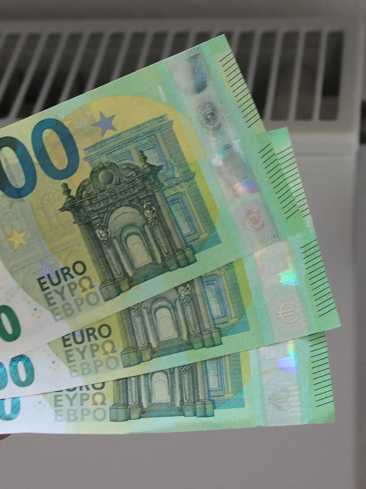 300 Euro Geldscheine vor einen Heizkoerper mit Thermostat (Themenfoto vom 08.10.2022). Rentnerinnen und Rentner bekommen eine Energiepreispauschale von 300 Euro. Der Bundestag beschloss die Unterstuetzung am Donnerstag einstimmig. Das Geld soll im Dezember ausgezahlt werden. Es muss versteuert werden, sodass Rentner mit niedrigen Altersbezuegen staerker profitieren. Einbezogen sind auch Menschen, die eine Erwerbsminderungs- oder eine Hinterbliebenenrente bekommen. Eine 300-Euro-Energiepauschale war im September bereits an alle Arbeitnehmerinnen und Arbeitnehmer ausgezahlt worden. Nach breiter Kritik, unter anderem von Sozialverbaenden, hatte die Ampel-Koalition im Rahmen des dritten Entlastungspakets auch eine Zahlung an Rentnerinnen und Rentner angekuendigt. Die Opposition stimmte zu, kritisierte aber, dass die Entlastung nicht zielgenau sei. (Siehe epd-Meldung vom 20.10.2022) *** Local Caption *** 00475701