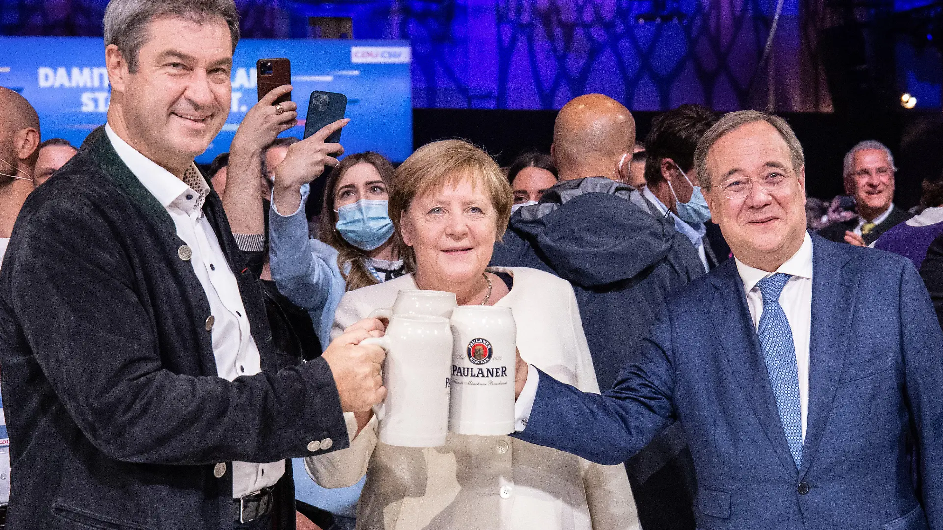 dpatopbilder - 24.09.2021, Bayern, München: Beim offiziellen Wahlkampfabschluss von CDU und CSU in der Festhalle am Nockherberg stoßen Armin Laschet (r-l), Kanzlerkandidat der Union, CDU-Parteivorsitzender und Ministerpräsident von Nordrhein-Westfalen, Bundeskanzlerin Angela Merkel (CDU) und Markus Söder, CSU-Parteivorzitzender und Ministerpräsident von Bayern, mit Bierkrügen an. Foto: Matthias Balk/dpa +++ dpa-Bildfunk +++