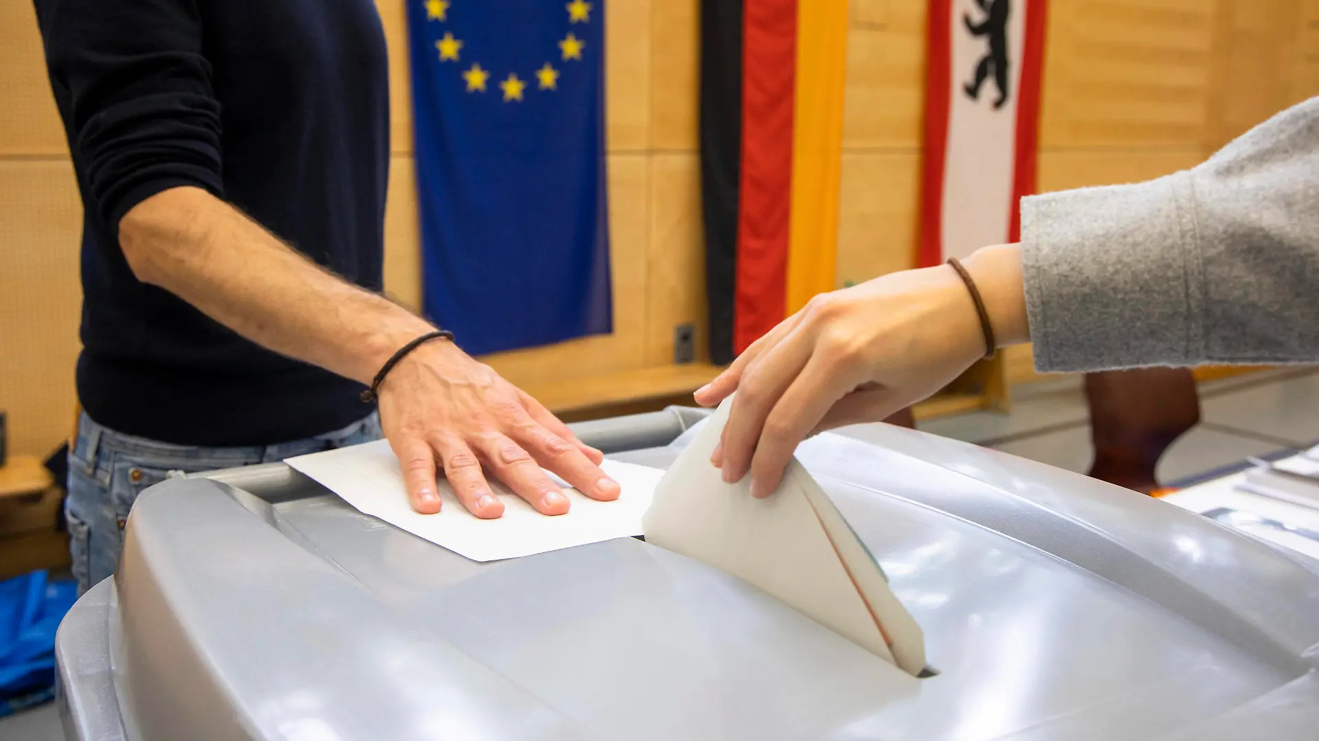 Einwurf der Stimmlzettel in eine Wahlurne in Berlin am 26. September 2021. Wahlen in Berlin *** Insertion of ballot papers into a ballot box in Berlin on 26 September 2021 Elections in Berlin 