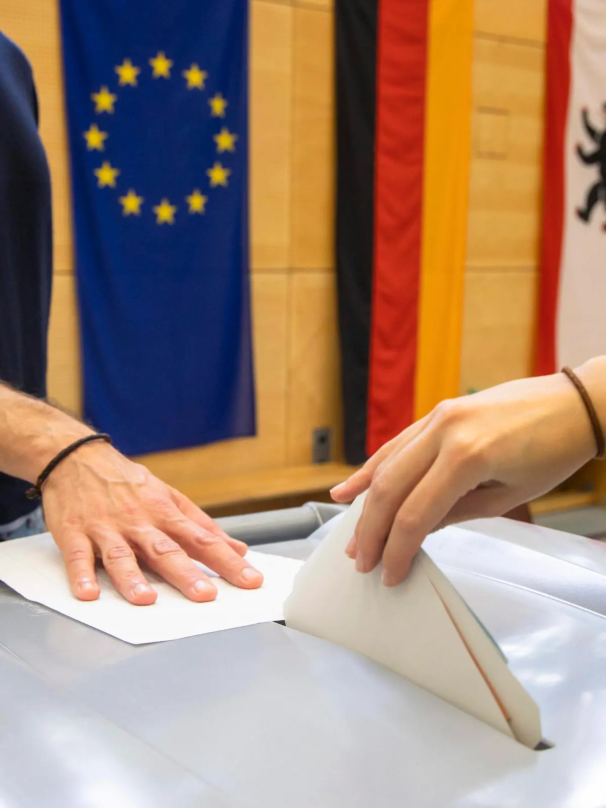 Einwurf der Stimmlzettel in eine Wahlurne in Berlin am 26. September 2021. Wahlen in Berlin *** Insertion of ballot papers into a ballot box in Berlin on 26 September 2021 Elections in Berlin 