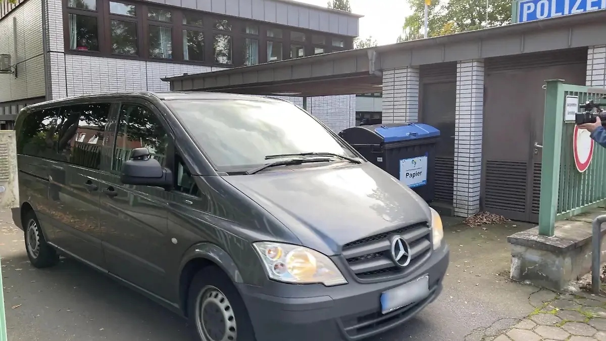 In diesem Auto soll Irmgard F. sitzen. Der Mercedes verlässt den Hof des Polizeireviers Langenhorn.