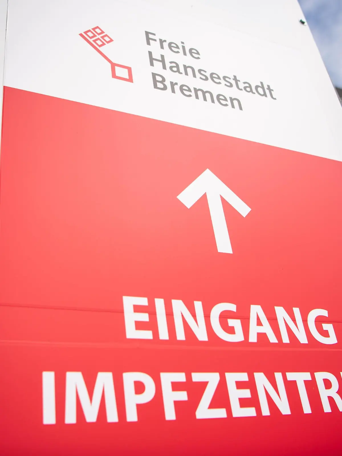 Ein Schild weißt auf das Impfzentrum von Bremen hin. In Bremen können sich Kinder über 12 Jahre gegen Corona impfen lassen.