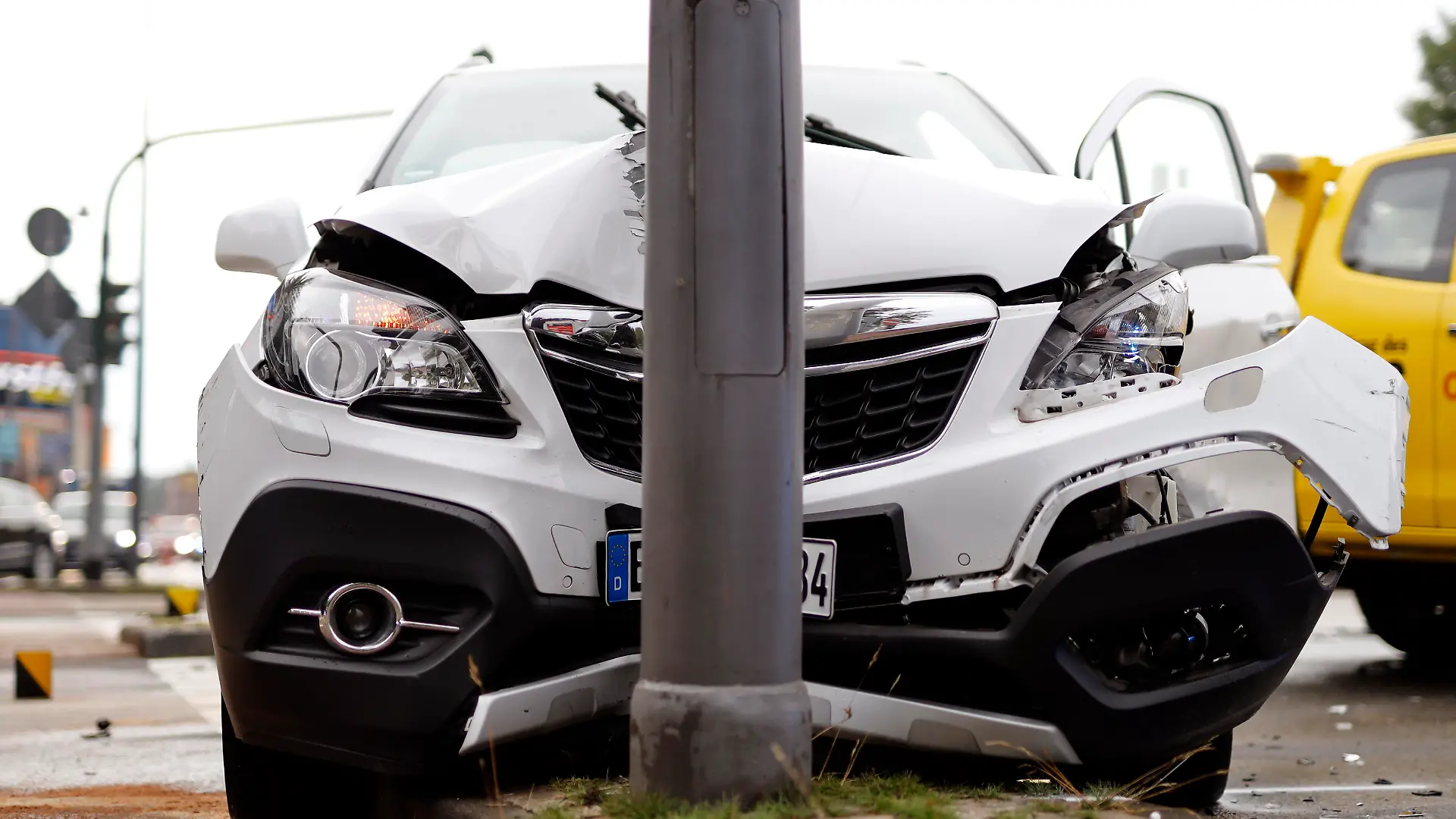 Zwei SUV sind nach einem Unfall auf der Aachener Straße schwer beschädigt. Die Polizei sperrt die Fahrbahn und sichert die Unfallstelle. Nach Zahlen des Statistischen Bundesamtes Wiesbaden (Destatis) sind in Deutschland im April 2021 184 Menschen bei Straßenverkehrsunfällen ums Leben gekommen - so wenige wie noch nie in einem April seit der deutschen Vereinigung. (Themenbild, Symbolbild) Köln, 04.07.2021