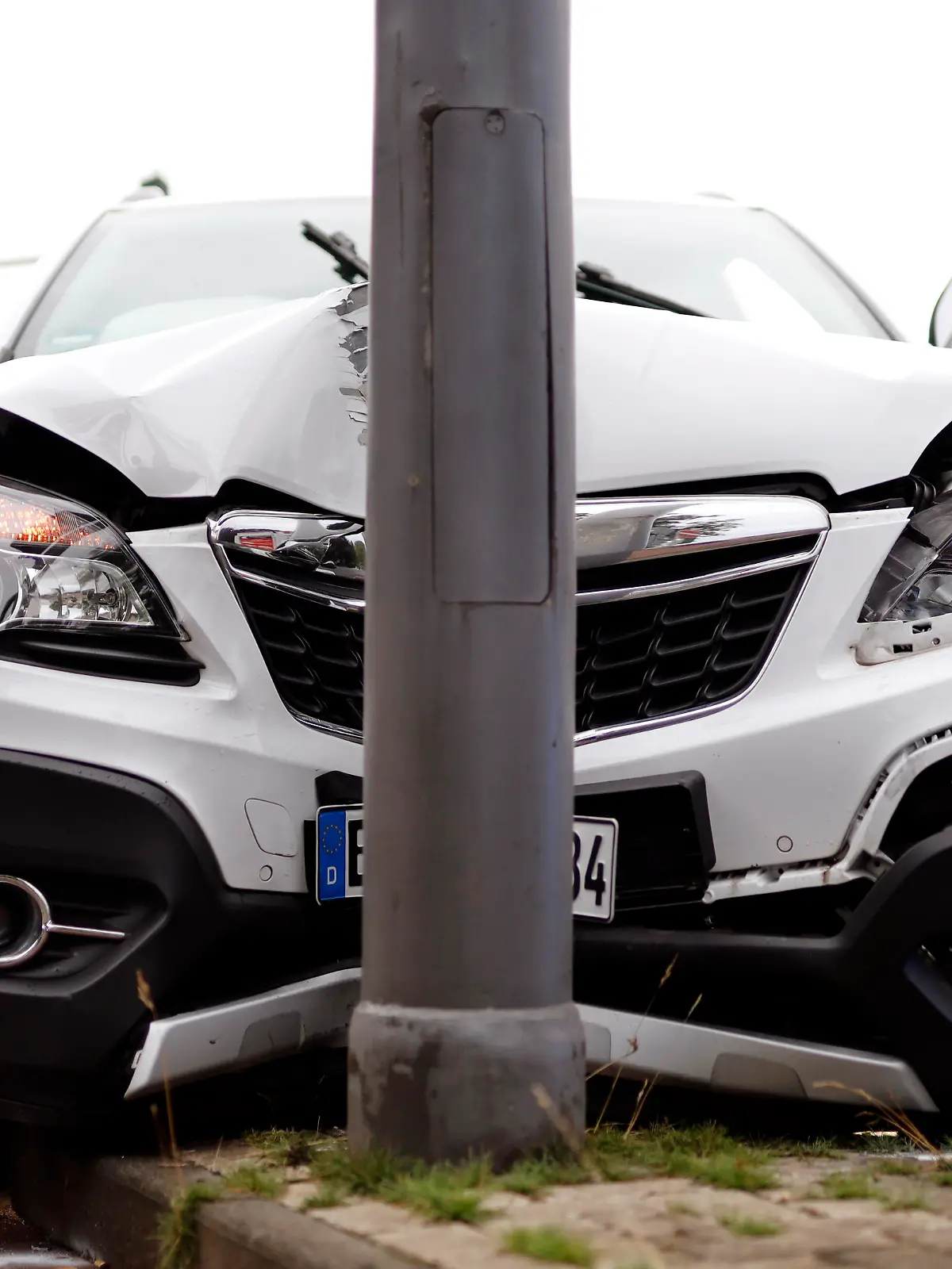 Zwei SUV sind nach einem Unfall auf der Aachener Straße schwer beschädigt. Die Polizei sperrt die Fahrbahn und sichert die Unfallstelle. Nach Zahlen des Statistischen Bundesamtes Wiesbaden (Destatis) sind in Deutschland im April 2021 184 Menschen bei Straßenverkehrsunfällen ums Leben gekommen - so wenige wie noch nie in einem April seit der deutschen Vereinigung. (Themenbild, Symbolbild) Köln, 04.07.2021