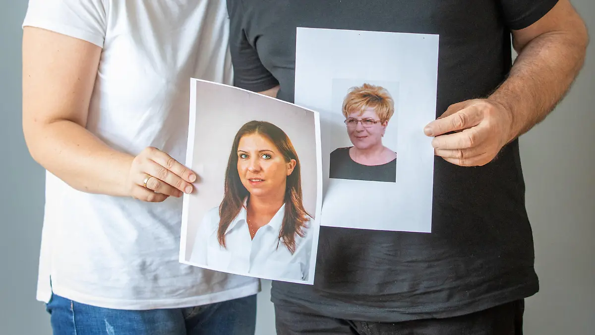 Crash-Fahrer kommt mit Bewährung davon
Mutter und Tochter filmen ihren eigenen Unfalltod
07.08.2019 Berlin;
Am 8. Februar 2019 ist Lucija Wiszniewski (59) gerade zusammen mit ihrer Tochter Joanna (36) auf dem Weg von Berlin-Lichtenberg ins heimische Moryn (Polen), als es auf der Landstraße 33 zum Unglück kommt. Ein vor ihnen fahrender Audi schert aus und drängte den Skoda der 36-jährigen Joanna von der Straße gegen einen Baum. Beide Frauen starben. Eine Kamera im Wagen – eine sogenannte Dashcam – filmte ihren Todescrash.
Nun gibt es ein Urteil gegen Unfallfahrer Jürgen W. Die Strafe für zwei totgefahrene Menschen: sechs Monate Gefängnis auf Bewährung, den Führerschein darf der Crash-Fahrer auch behalten…

Foto: In Trauer und Schmerz: Witwer Jerzy Wiszniewski (65) und seine zweite Tochter Kamila Kopystynska​ 

