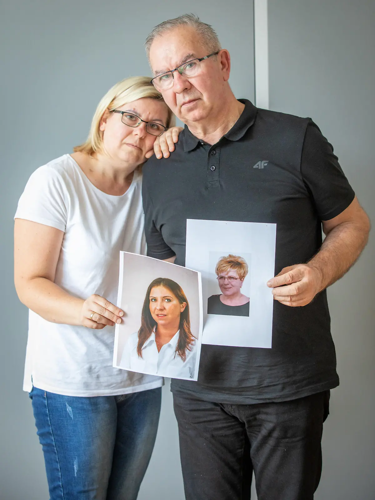 Crash-Fahrer kommt mit Bewährung davon
Mutter und Tochter filmen ihren eigenen Unfalltod
07.08.2019 Berlin;
Am 8. Februar 2019 ist Lucija Wiszniewski (59) gerade zusammen mit ihrer Tochter Joanna (36) auf dem Weg von Berlin-Lichtenberg ins heimische Moryn (Polen), als es auf der Landstraße 33 zum Unglück kommt. Ein vor ihnen fahrender Audi schert aus und drängte den Skoda der 36-jährigen Joanna von der Straße gegen einen Baum. Beide Frauen starben. Eine Kamera im Wagen – eine sogenannte Dashcam – filmte ihren Todescrash.
Nun gibt es ein Urteil gegen Unfallfahrer Jürgen W. Die Strafe für zwei totgefahrene Menschen: sechs Monate Gefängnis auf Bewährung, den Führerschein darf der Crash-Fahrer auch behalten…

Foto: In Trauer und Schmerz: Witwer Jerzy Wiszniewski (65) und seine zweite Tochter Kamila Kopystynska​ 

