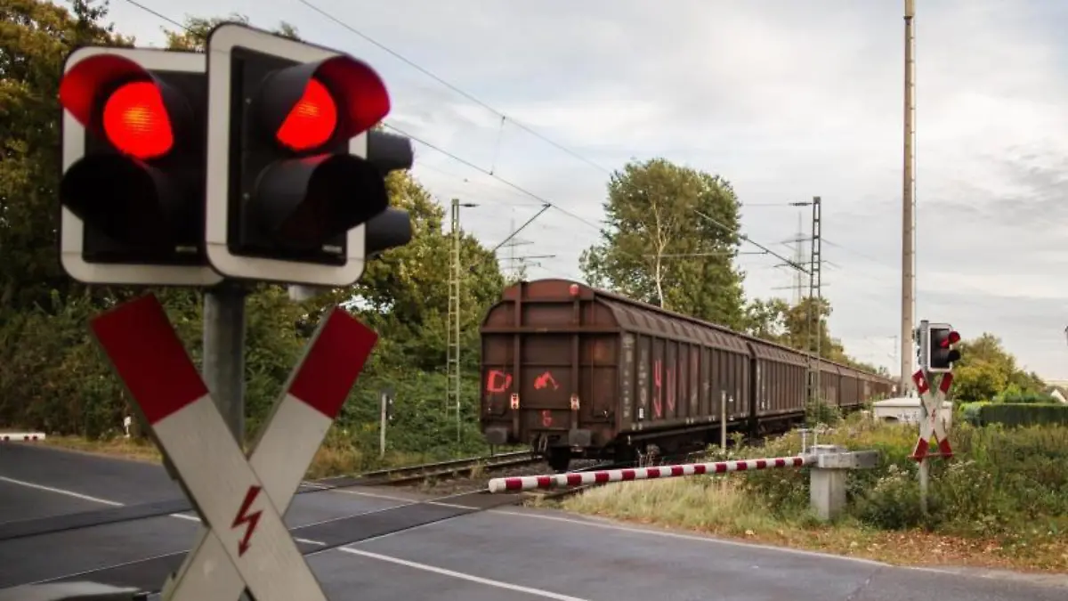 Güterzug fährt über einen Bahnübergang