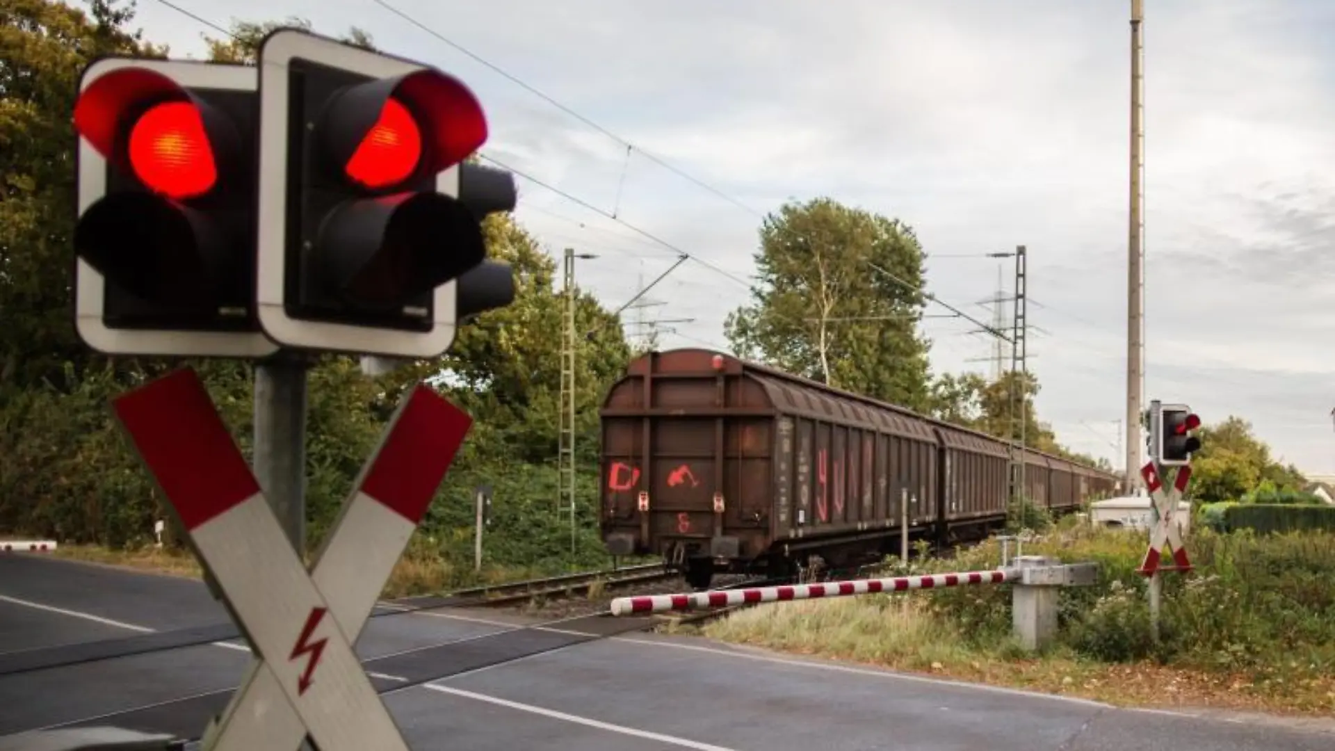 Güterzug fährt über einen Bahnübergang