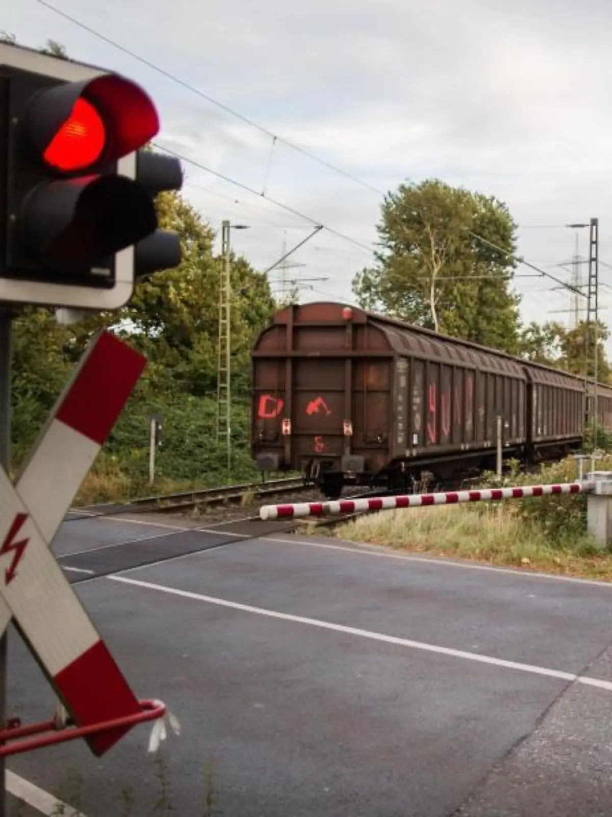 Güterzug fährt über einen Bahnübergang
