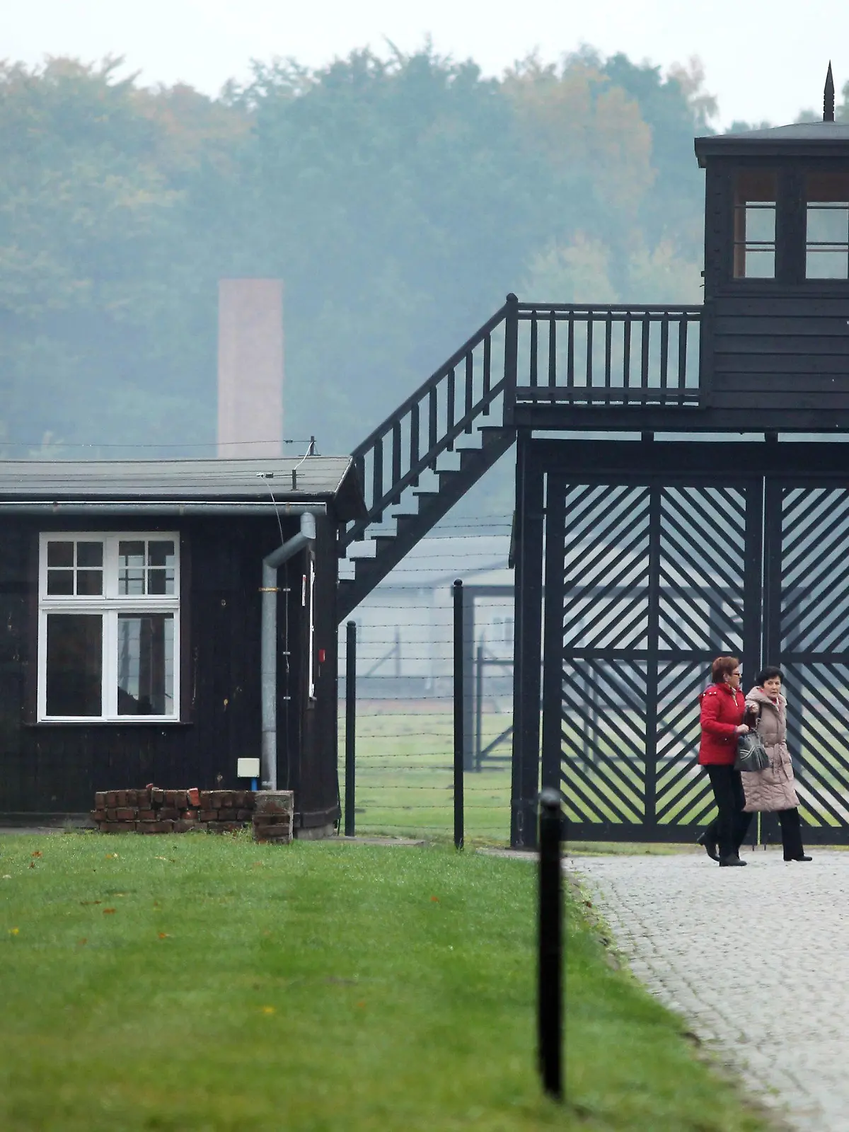 ARCHIV - 19.10.2015, Polen, Sztutowo: Besucher gehen am Eingang des Stutthof Museums in Sztutowo (Polen) vorbei, in dem an die Verbrechen im ehemaligen deutschen Konzentrationslager Stutthof erinnert wird. Am 30. September 2021 beginnt vor dem Landgericht Itzehoe ein Prozess gegen eine ehemalige Sekretärin der Lagerkommandantur. Der 96-Jährigen wird Beihilfe zum Mord in über 11 000 Fällen vorgeworfen. (zu dpa «Prozess gegen ehemalige KZ-Sekretärin wegen Beihilfe zu 11 000 Morden») Foto: Piotr Wittman/PAP/dpa +++ dpa-Bildfunk +++