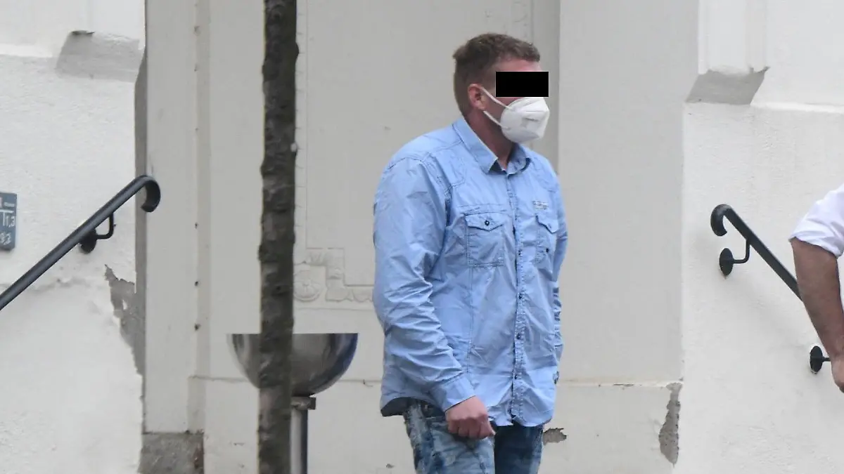 Crash-Fahrer kommt mit Bewährung davon
Mutter und Tochter filmen ihren eigenen Unfalltod
07.08.2019 Berlin / Bad Freienwalde,
Am 8. Februar 2019 ist Lucija Wiszniewski (59) gerade zusammen mit ihrer Tochter Joanna (36) auf dem Weg von Berlin-Lichtenberg ins heimische Moryn (Polen), als es auf der Landstraße 33 zum Unglück kommt. Ein vor ihnen fahrender Audi schert aus und drängte den Skoda der 36-jährigen Joanna von der Straße gegen einen Baum. Beide Frauen starben. Eine Kamera im Wagen – eine sogenannte Dashcam – filmte ihren Todescrash.
Nun gibt es ein Urteil gegen Unfallfahrer Jürgen W. Die Strafe für zwei totgefahrene Menschen: sechs Monate Gefängnis auf Bewährung, den Führerschein darf der Crash-Fahrer auch behalten…

Foto: Der Angeklagte Jürgen Weiß (41) am Mittwoch 29.09.2021 am Amtsgericht Bad Freienwalde: Er kam mit sechs Monaten Haft auf Bewährung milde davon​