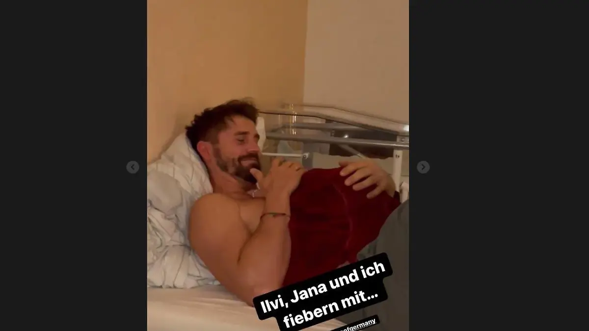 Stolzer Papa Thore Schölermann kuschelt mit seiner kleinen Tochter.