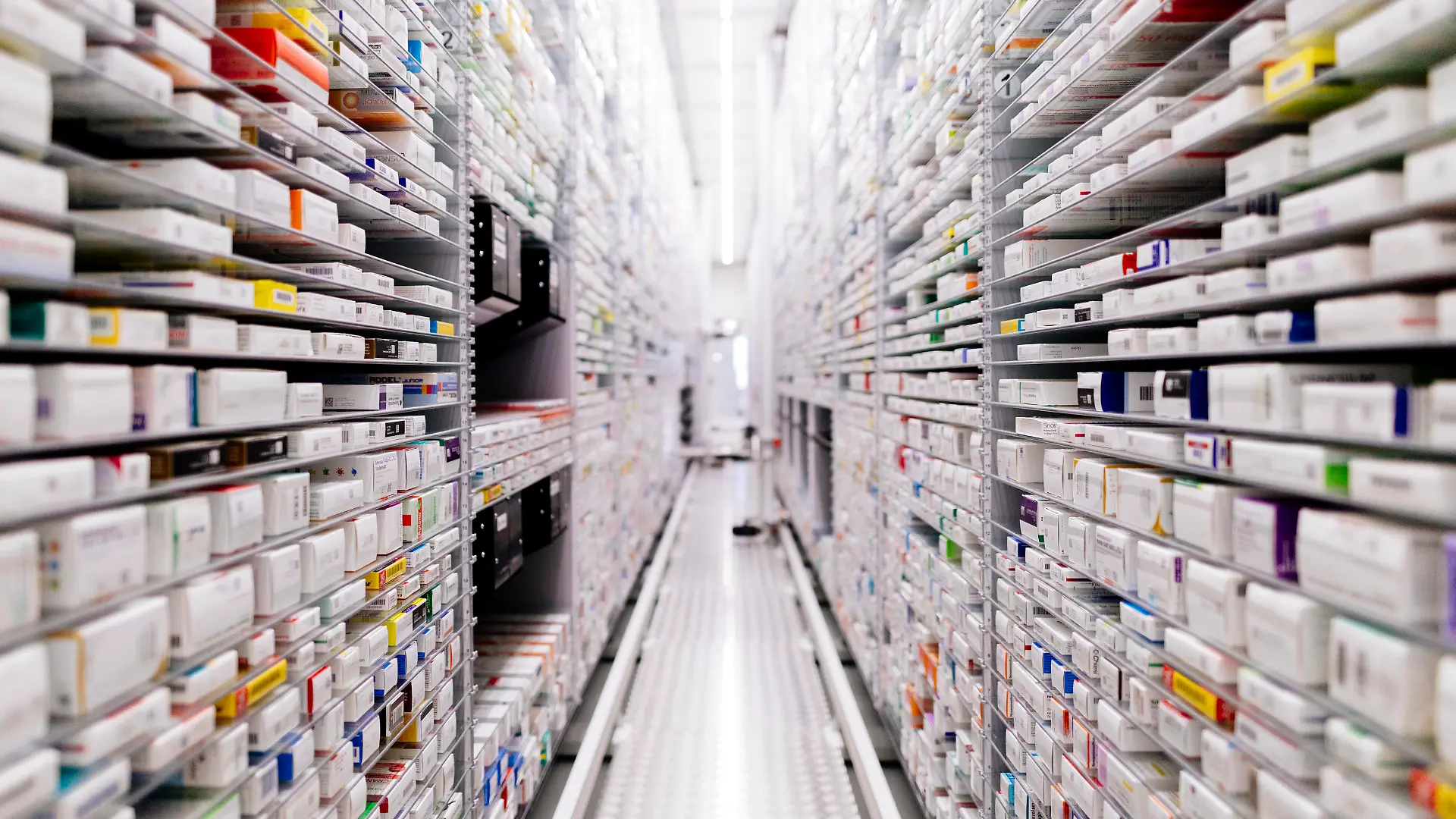 Im modernen Versorgungszentrum der Kronen-Apotheke Marxen OHG unterstützt der Roboter Knapp-Store die Mitarbeiter bei der Auswahl, Portionierung und Verteilung von Medikamenten für Krankenhäuser und Kliniken. In einem angrenzenden Labor mit Reinraum werden zudem Zytostatika für die Krebs-Therapie unter sterilen Bedingungen hergestellt. Themenbild, Symbolbild Wesseling, 27.05.2021 *** In the modern supply center of the Kronen Apotheke Marxen OHG, the Knapp Store robot supports the employees in the selection, portioning and distribution of medications for hospitals and clinics In an adjacent laboratory with clean room, cytostatics for cancer therapy are also produced under sterile conditions Topic image, symbol image Wesseling, 27 05 20 Foto:xC.xHardtx/xFuturexImage 