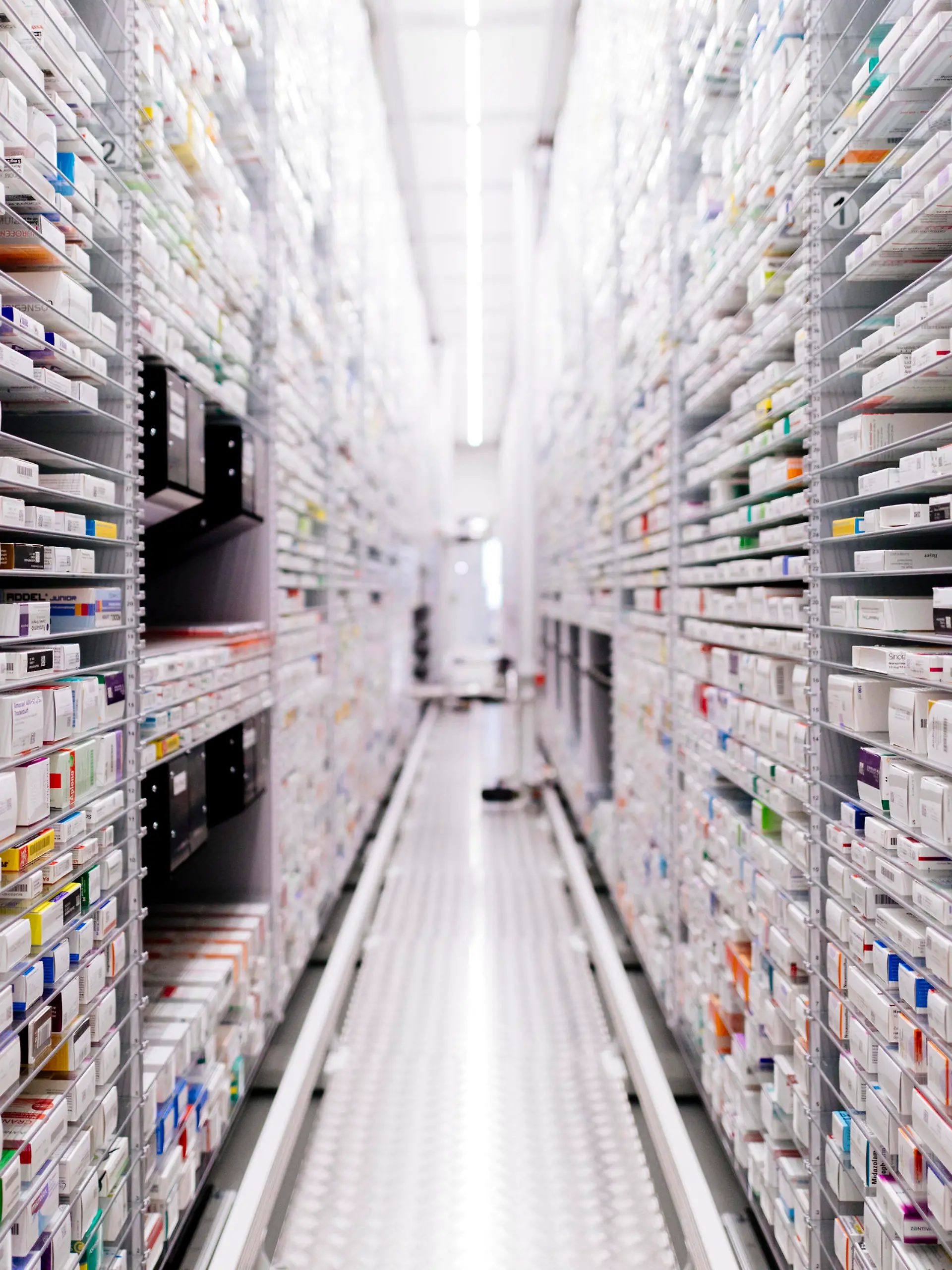 Im modernen Versorgungszentrum der Kronen-Apotheke Marxen OHG unterstützt der Roboter Knapp-Store die Mitarbeiter bei der Auswahl, Portionierung und Verteilung von Medikamenten für Krankenhäuser und Kliniken. In einem angrenzenden Labor mit Reinraum werden zudem Zytostatika für die Krebs-Therapie unter sterilen Bedingungen hergestellt. Themenbild, Symbolbild Wesseling, 27.05.2021 *** In the modern supply center of the Kronen Apotheke Marxen OHG, the Knapp Store robot supports the employees in the selection, portioning and distribution of medications for hospitals and clinics In an adjacent laboratory with clean room, cytostatics for cancer therapy are also produced under sterile conditions Topic image, symbol image Wesseling, 27 05 20 Foto:xC.xHardtx/xFuturexImage 