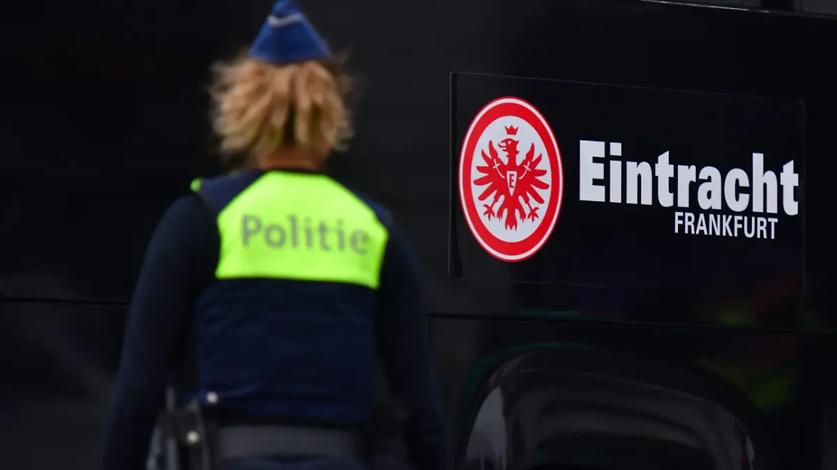 Illustration picture shows several busses of fans of Eintracht Frankfurt, parking along the road, at the 'Scheldekaaien' ahead of a soccer game between Belgian Royal Antwerp FC and German Eindracht Frankfurt, Thursday 30 September 2021, in Antwerp, on the second day (out of six) of the Europa League group stage, in the Group D. BELGA PHOTO JONAS ROOSENS
