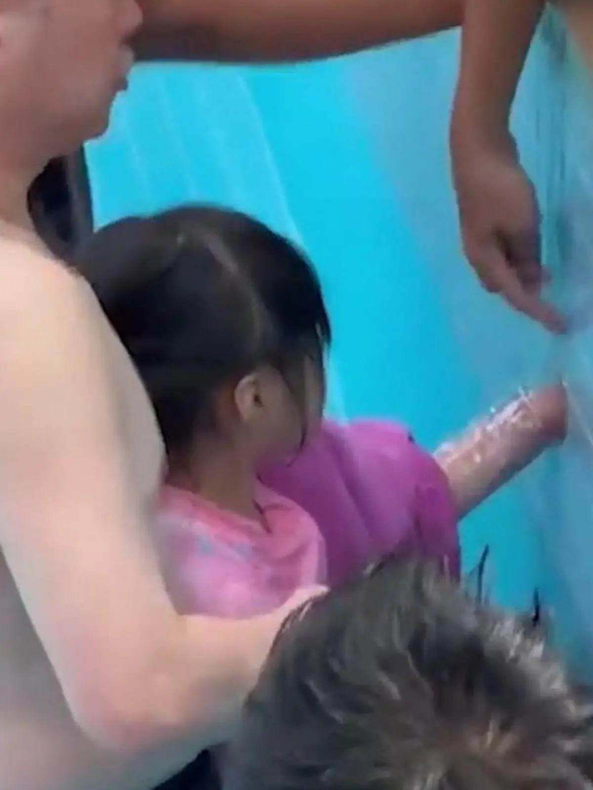 Der Arm dieser Sechsjährigen steckt stundenlang in einem Pool-Rohr in Thailand fest. 
Mehrere Helfer versuchen das Mädchen vorsichtig zu befreien. Dafür wird zuerst das Wasser Stück für Stück aus dem Becken gelassen, bis die vereinten Kräfte den Bohrer zur Hand nehmen.
Und tatsächlich: Sie können das Mädchen vorsichtig befreien.
Für weitere Untersuchungen, wurde die sechs Jährige anschließend direkt ins Krankenhaus gebracht.