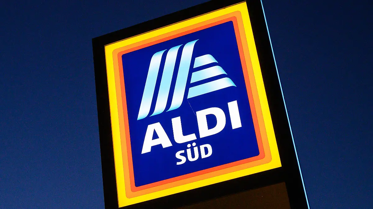 ARCHIV - 06.12.2019, Baden-Württemberg, Aichtal: Ein Schild des Discounters Aldi Süd leuchtet. Mit der Erfindung des Discounters hat Aldi-Gründer Karl Albrecht den Lebensmittelhandel revolutioniert. Doch ausgerechnet zum 100. Geburtstag des 2014 verstorbenen Unternehmers stößt das Erfolgsmodell in Deutschland an seine Grenzen. Foto: Sebastian Gollnow/dpa +++ dpa-Bildfunk +++
