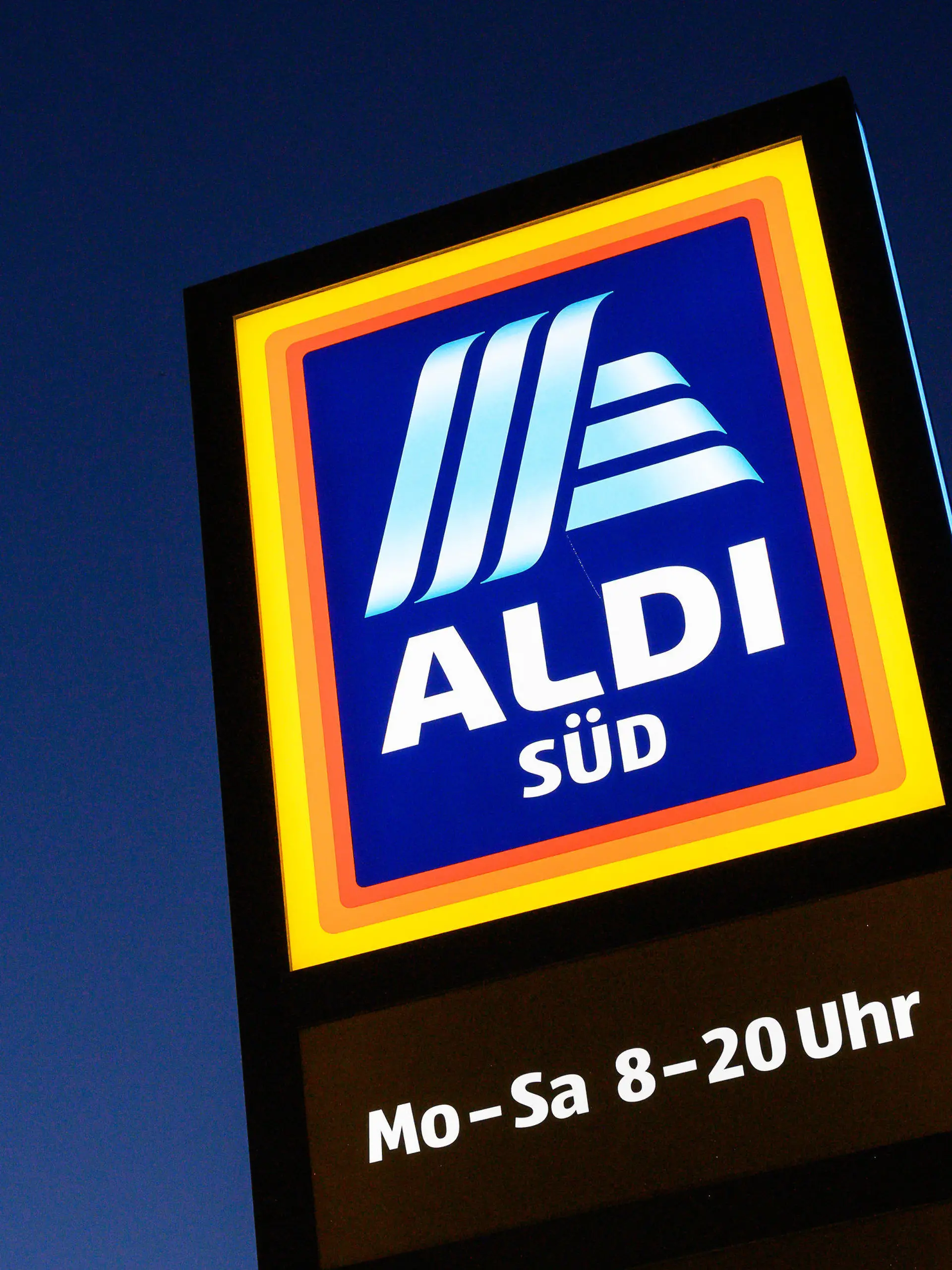 ARCHIV - 06.12.2019, Baden-Württemberg, Aichtal: Ein Schild des Discounters Aldi Süd leuchtet. Mit der Erfindung des Discounters hat Aldi-Gründer Karl Albrecht den Lebensmittelhandel revolutioniert. Doch ausgerechnet zum 100. Geburtstag des 2014 verstorbenen Unternehmers stößt das Erfolgsmodell in Deutschland an seine Grenzen. Foto: Sebastian Gollnow/dpa +++ dpa-Bildfunk +++