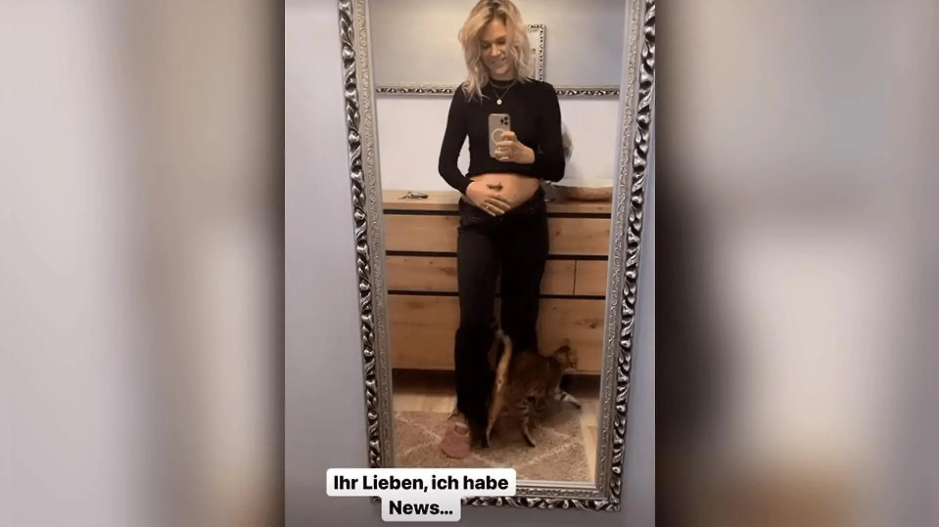 Sara Kulka hält ihren Bauch.