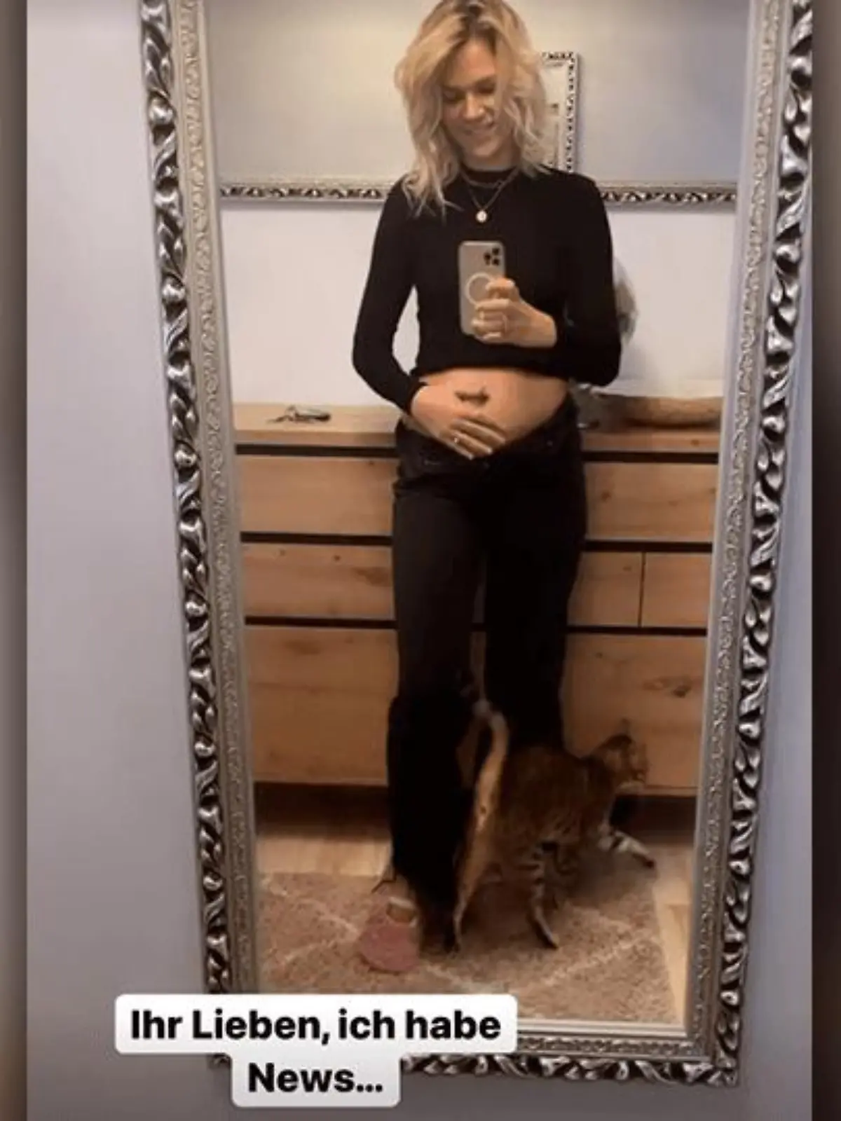 Sara Kulka hält ihren Bauch.