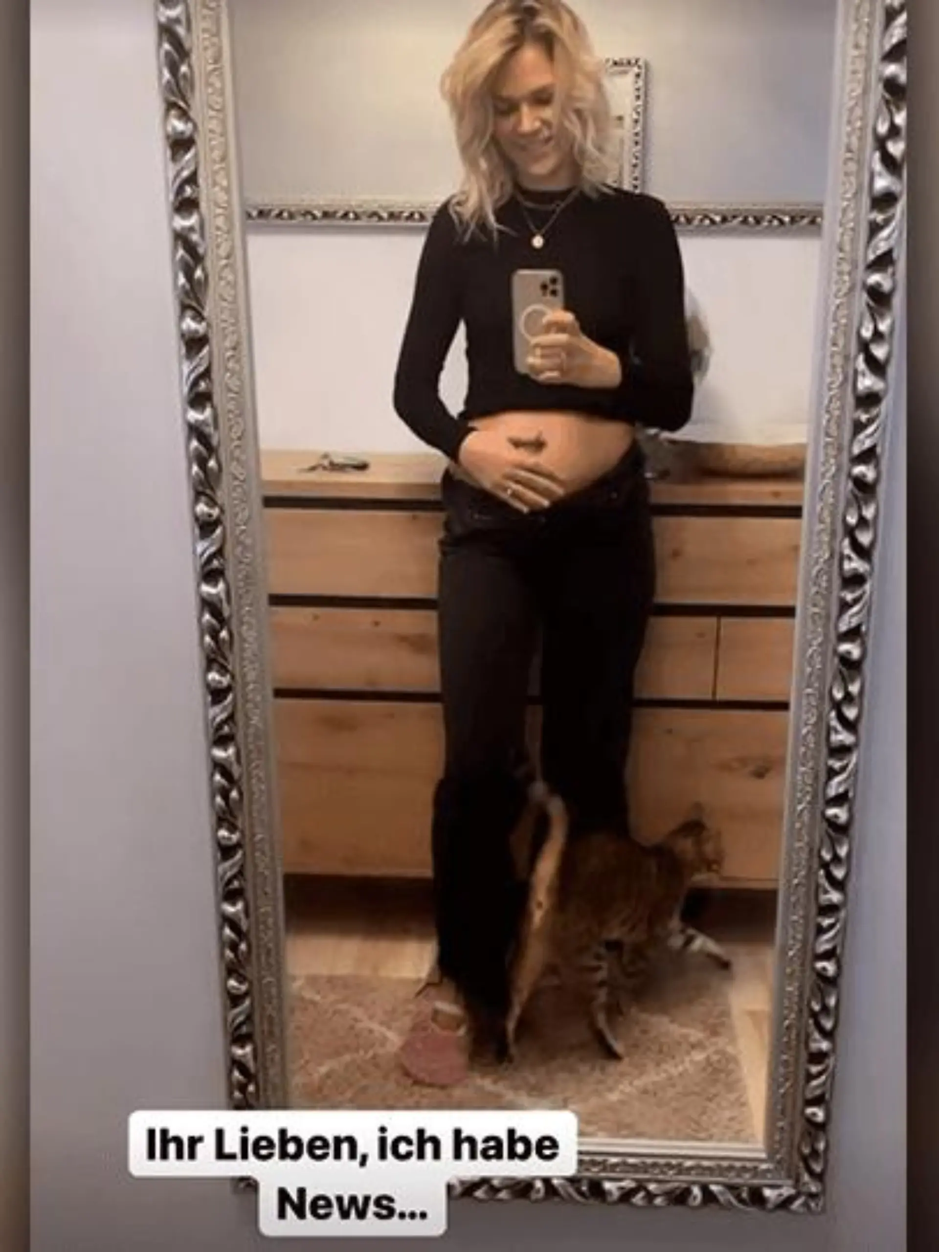 Sara Kulka hält ihren Bauch.