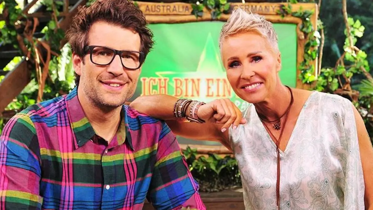 ARCHIV - 18.01.2018, Australien, ---: HANDOUT - Sonja Zietlow und Daniel Hartwich, Moderatoren der RTL-Show "Ich bin ein Star - Holt mich hier raus!", sitzen in ihrem "Studio". Die 13. Staffel der Dschungelshow startet am 11.01.2019 bei RTL. (zu dpa "Schon wieder Dschungelcamp" vom 09.01.2019) Foto: Stefan Menne/RTL/dpa - ACHTUNG: Nur zur redaktionellen Verwendung im Zusammenhang mit einer Berichterstattung über die Sendung und nur mit vollständiger Nennung des vorstehenden Credits +++ dpa-Bildfunk +++