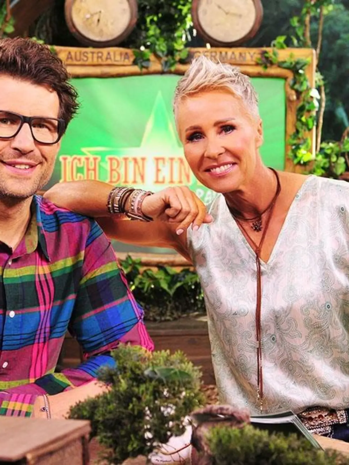 ARCHIV - 18.01.2018, Australien, ---: HANDOUT - Sonja Zietlow und Daniel Hartwich, Moderatoren der RTL-Show "Ich bin ein Star - Holt mich hier raus!", sitzen in ihrem "Studio". Die 13. Staffel der Dschungelshow startet am 11.01.2019 bei RTL. (zu dpa "Schon wieder Dschungelcamp" vom 09.01.2019) Foto: Stefan Menne/RTL/dpa - ACHTUNG: Nur zur redaktionellen Verwendung im Zusammenhang mit einer Berichterstattung über die Sendung und nur mit vollständiger Nennung des vorstehenden Credits +++ dpa-Bildfunk +++