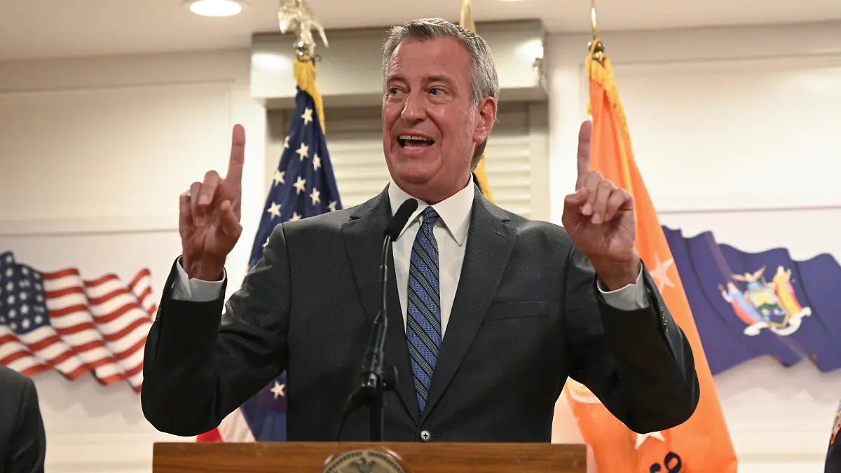 Photo by: NDZ/STAR MAX/IPx 2021 9/27/21 Mayor Bill de Blasio holds a press conference after touring Rikers Island prison in Queens, New York.