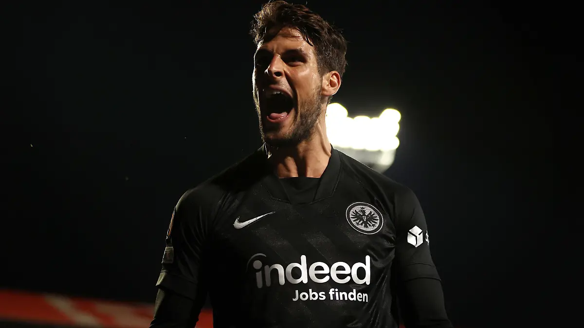 ANTWERPEN, BELGIUM - SEPTEMBER 30: Goncalo Paciencia of Eintracht Frankfurt celebrates after scoring their sides first goal during the UEFA Europa League group D match between Royal Antwerp FC and Eintracht Frankfurt at Bosuilstadion on September 30, 2021 in Antwerpen, Belgium. (Photo by Dean Mouhtaropoulos/Getty Images)