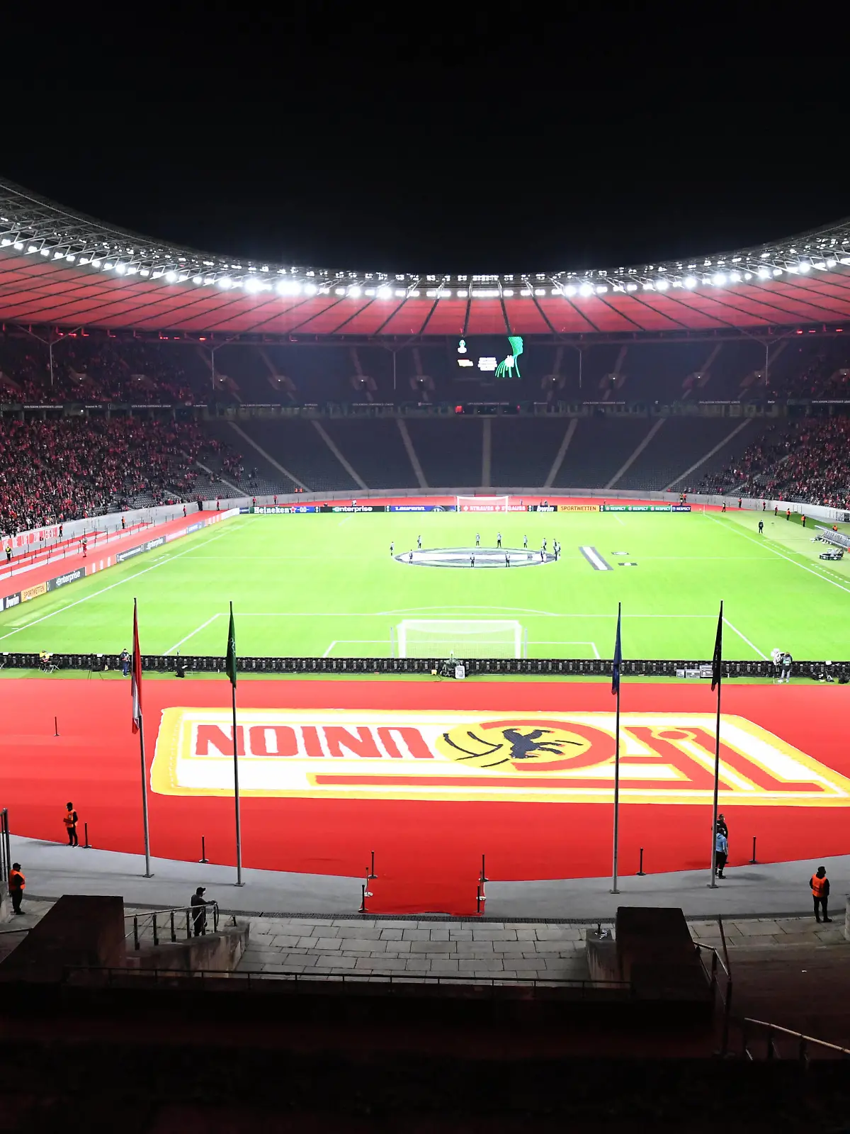 Fussball, Herren, Saison 2021/2022, UEFA Europa Conference League Gruppe E, 2. Spieltag, 1. FC Union Berlin - Maccabi Halfa, das in rot beleuchtete Olympiastadion, 30.09. 2021, *** Football, Men, 2021 2022 season, UEFA Europa Conference League Group E, Matchday 2 , 1 FC Union Berlin Maccabi Halfa, the Olympiastadion illuminated in red, 30 09 2021, Copyright: xMatthiasxKochx 