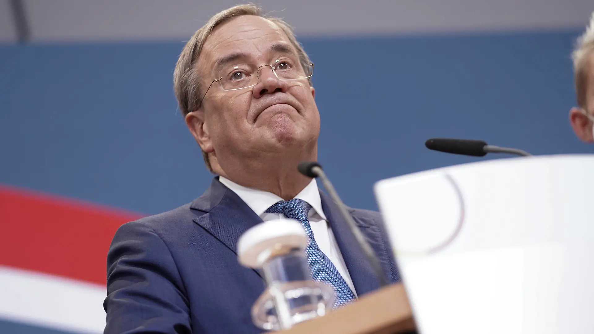  CDU Wahlparty im Konrad-Adenauer-Haus Aktuell, 26.09.2021, Berlin, Armin Laschet Ministerpraesident von Nordrhein-Westfalen, Vorsitzender der CDU und Kanzlerkandidat bei seinem Statement in der CDU-Zentrale des Konrad-Adenauer-Haus in Berlin nach der ersten Hochrechnung Berlin Berlin Deutschland *** CDU election party at the Konrad Adenauer Haus Aktuell, 26 09 2021, Berlin, Armin Laschet State Premier of North Rhine-Westphalia, Chairman of the CDU and candidate for Chancellor during his statement at the CDU headquarters of the Konrad Adenauer Haus in Berlin after the first projection Berlin Berlin Germany