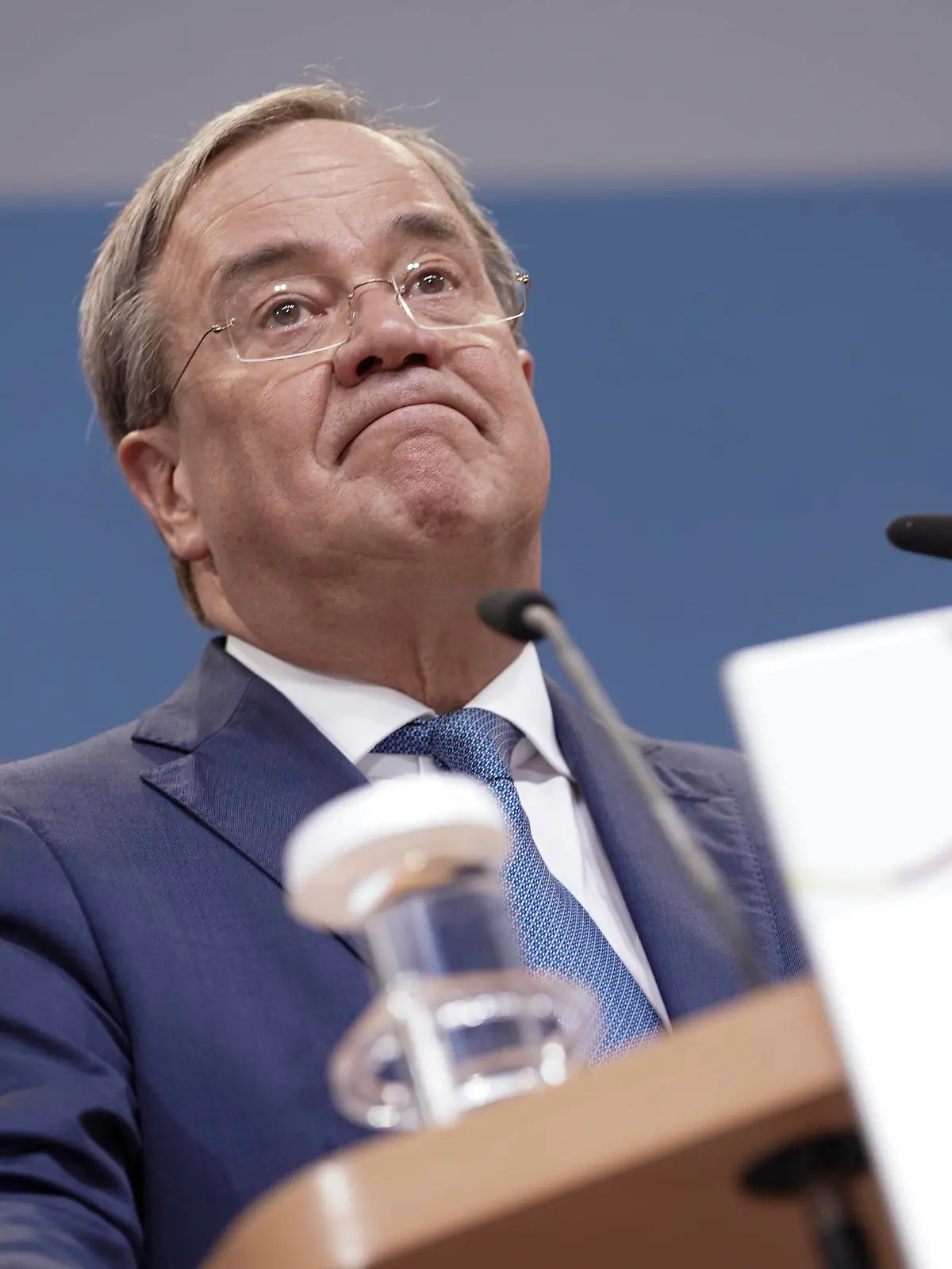  CDU Wahlparty im Konrad-Adenauer-Haus Aktuell, 26.09.2021, Berlin, Armin Laschet Ministerpraesident von Nordrhein-Westfalen, Vorsitzender der CDU und Kanzlerkandidat bei seinem Statement in der CDU-Zentrale des Konrad-Adenauer-Haus in Berlin nach der ersten Hochrechnung Berlin Berlin Deutschland *** CDU election party at the Konrad Adenauer Haus Aktuell, 26 09 2021, Berlin, Armin Laschet State Premier of North Rhine-Westphalia, Chairman of the CDU and candidate for Chancellor during his statement at the CDU headquarters of the Konrad Adenauer Haus in Berlin after the first projection Berlin Berlin Germany