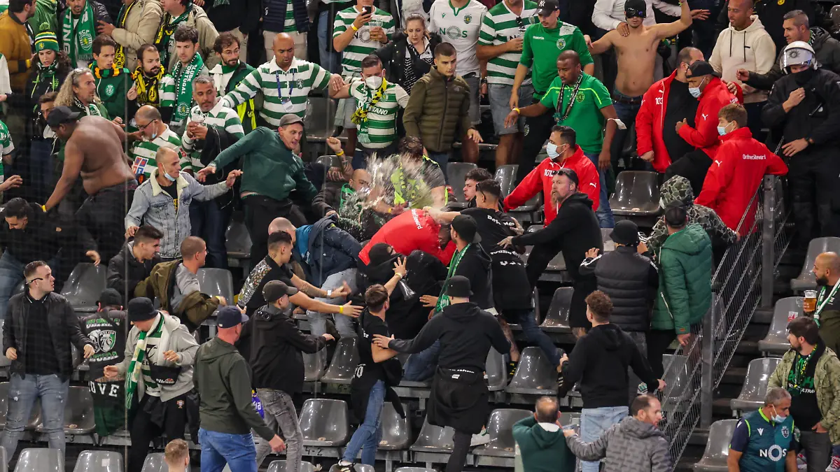 Sport Bilder des Tages 28.09.2021, Fussball, UCL, Saison 2021/2022, UEFA Champions League, 2. Spieltag, Borussia Dortmund - Sporting Lissabon Tumult im Gästeblock, den die Ordner versuchen unter Kontrolle zu bringen. Einige Ordner werden von den Sporting Fans geschlagen. Foto: Dennis Ewert/RHR-Foto Dortmund Signal Iduna Park NRW Deutschland xRHR-FOTO/DEx *** 28 09 2021, Football, UCL, 2021 2022 season, UEFA Champions League, Matchday 2, Borussia Dortmund Sporting Lisbon Tumult in the visitors block, which stewards try to bring under control Some stewards are beaten by Sporting fans Photo Dennis Ewert RHR Foto Dortmund Signal Iduna Park NRW Germany xRHR FOTO DEx