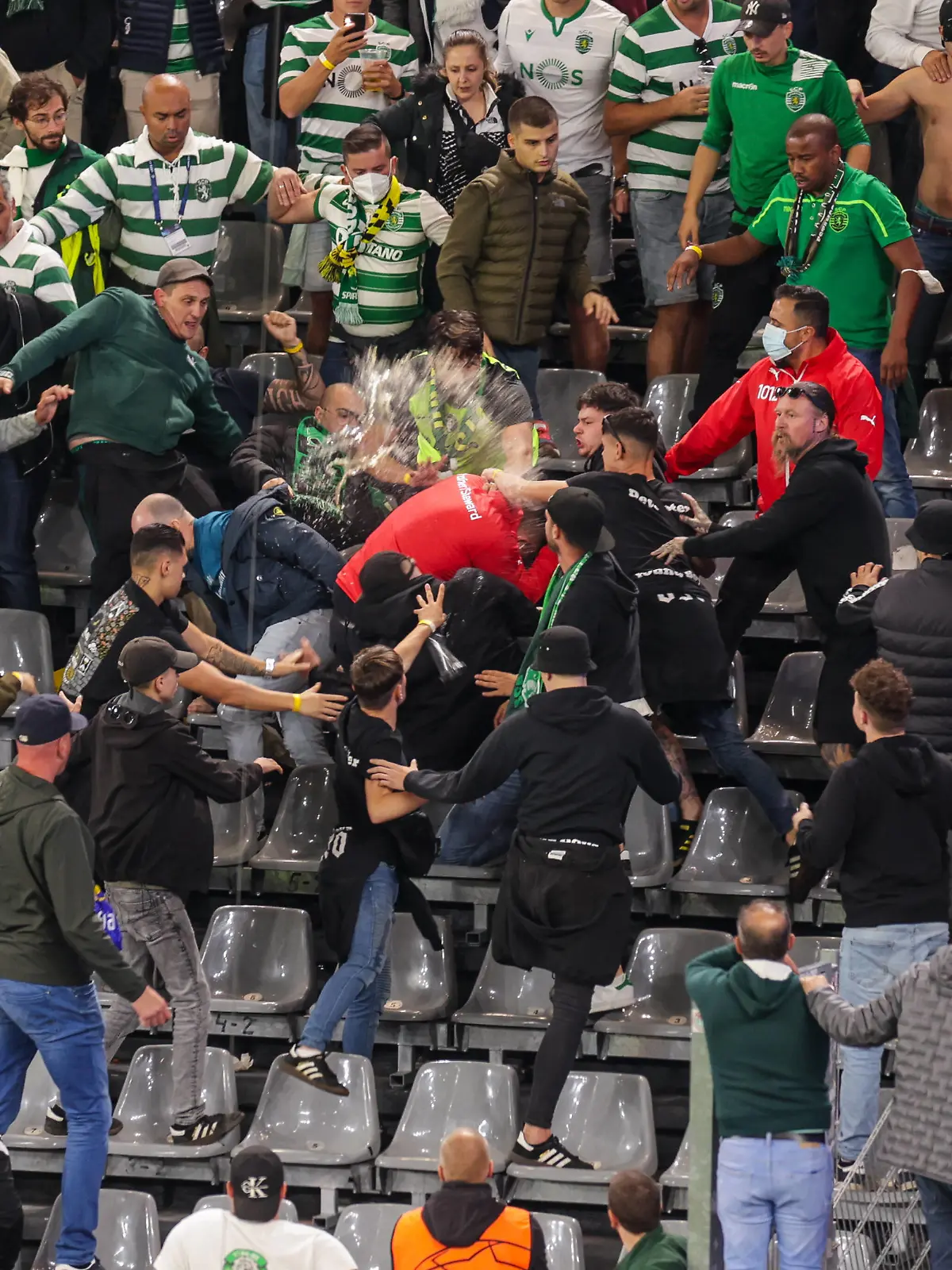 Sport Bilder des Tages 28.09.2021, Fussball, UCL, Saison 2021/2022, UEFA Champions League, 2. Spieltag, Borussia Dortmund - Sporting Lissabon Tumult im Gästeblock, den die Ordner versuchen unter Kontrolle zu bringen. Einige Ordner werden von den Sporting Fans geschlagen. Foto: Dennis Ewert/RHR-Foto Dortmund Signal Iduna Park NRW Deutschland xRHR-FOTO/DEx *** 28 09 2021, Football, UCL, 2021 2022 season, UEFA Champions League, Matchday 2, Borussia Dortmund Sporting Lisbon Tumult in the visitors block, which stewards try to bring under control Some stewards are beaten by Sporting fans Photo Dennis Ewert RHR Foto Dortmund Signal Iduna Park NRW Germany xRHR FOTO DEx