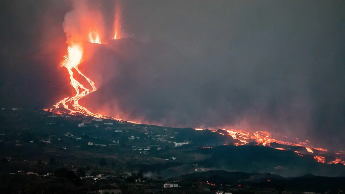 28.09.2021, Spanien, La Palma: Der Vulkan auf der Kanareninsel La Palma stößt Lava aus. Die Lava, die aus einem ausbrechenden Vulkan auf der spanischen Insel La Palma fließt, hat auf ihrem Weg ins Meer an Geschwindigkeit gewonnen. Offiziellen Angaben zufolge befindet sich die Lava nun in einer Entfernung von etwa 800 Metern von der Küste. Wenn das geschmolzene Gestein schließlich auf das Meerwasser trifft, könnte es zu Explosionen und giftigen Gasen kommen. Foto: Kike Rincón/EUROPA PRESS/dpa +++ dpa-Bildfunk +++