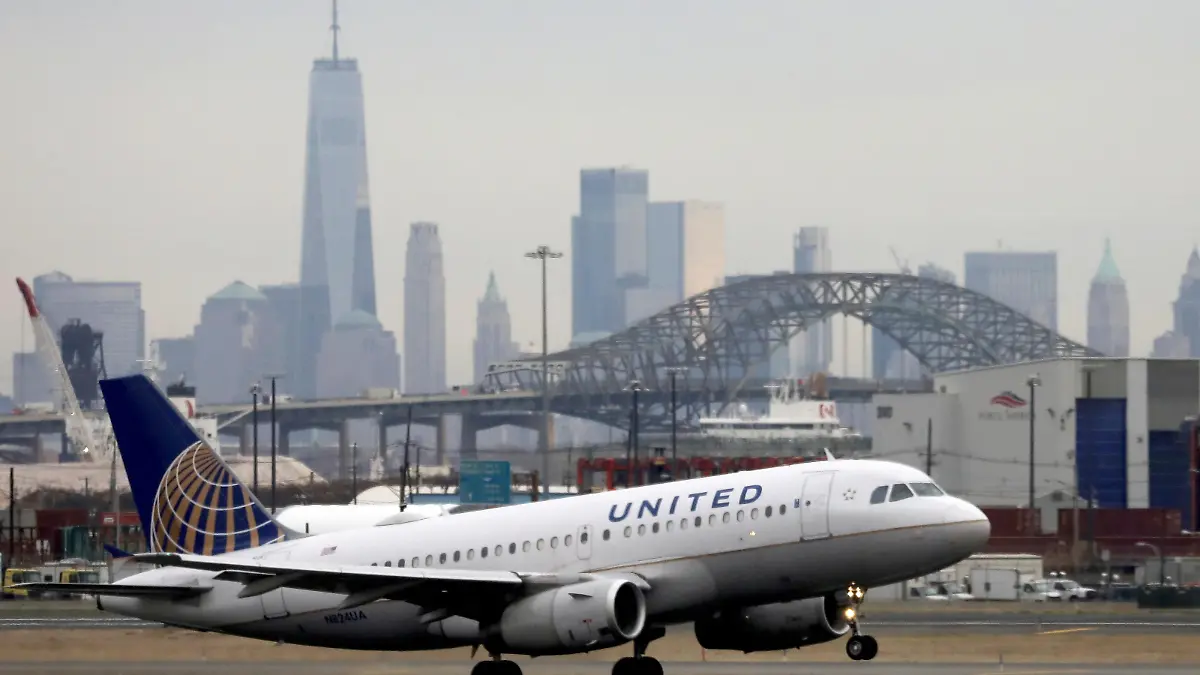 FILE PHOTO: A United Airlines passenger jet takes off with New York City as a backdrop, at Newark Liberty International Airport, New Jersey, U.S. December 6, 2019. REUTERS/Chris Helgren/File Photo